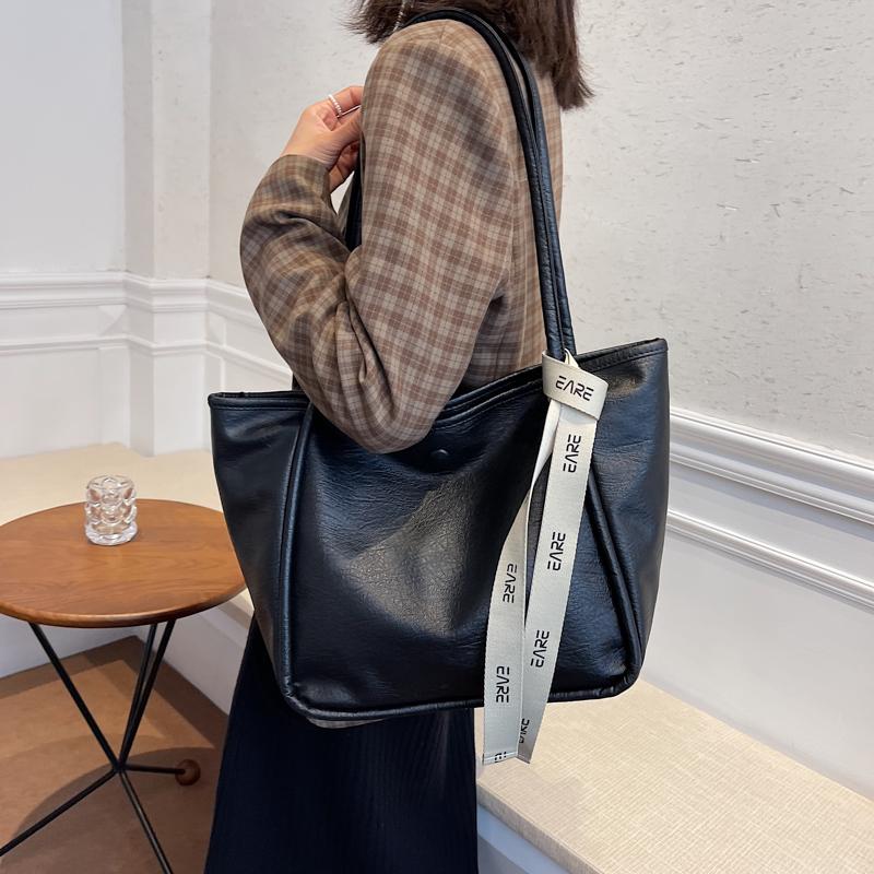 Shoulder Bags PU Leather Women's Bag Simple Fashion Ladies Handbag Waterproof Dumplings Crossbody Ribbon Decoration Shouder, Black
Shoulder Bags PU Leather Women's Bag Simple Fashion Ladies Handbag Waterproof Dumplings Crossbody Ribbon Decoration Shouder, Black