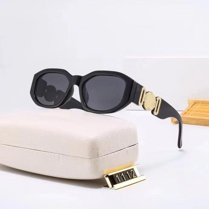 1pcs fashion sunglasses eyewear sun glasses luxury designer sunglass 2021 high quality Classic Vintage Aviator Anti-UV Wayfarer lunettes de, White;black
1pcs fashion sunglasses eyewear sun glasses luxury designer sunglass 2021 high quality Classic Vintage Aviator Anti-UV Wayfarer lunettes de, White;black