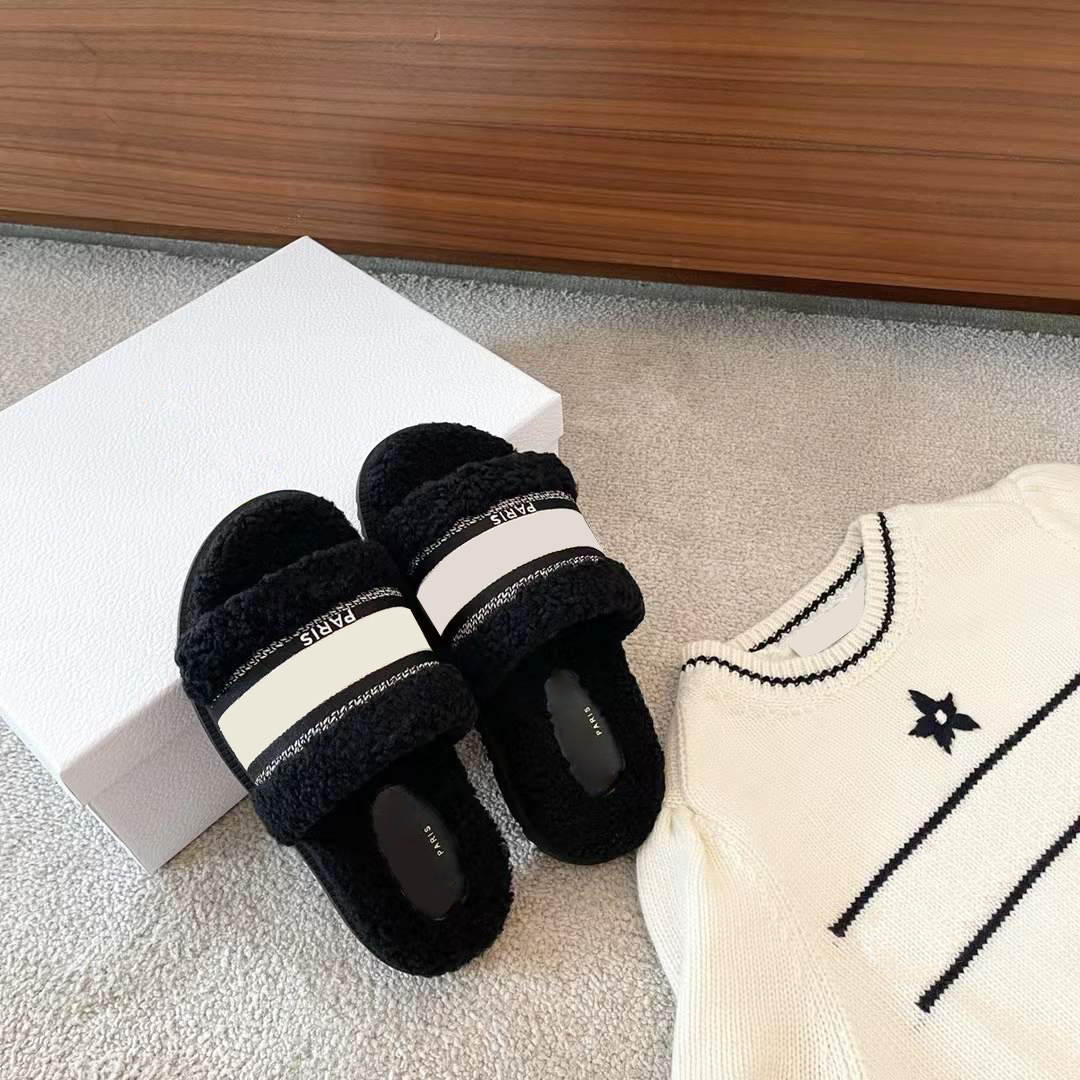 High quality Designer Slippers Classic women's slipper fashion winter letter lamb wool slide Home soft warm outdoor antiskid comfortable sandals 2 styles very good, Black
High quality Designer Slippers Classic women's slipper fashion winter letter lamb wool slide Home soft warm outdoor antiskid comfortable sandals 2 styles very good, Black