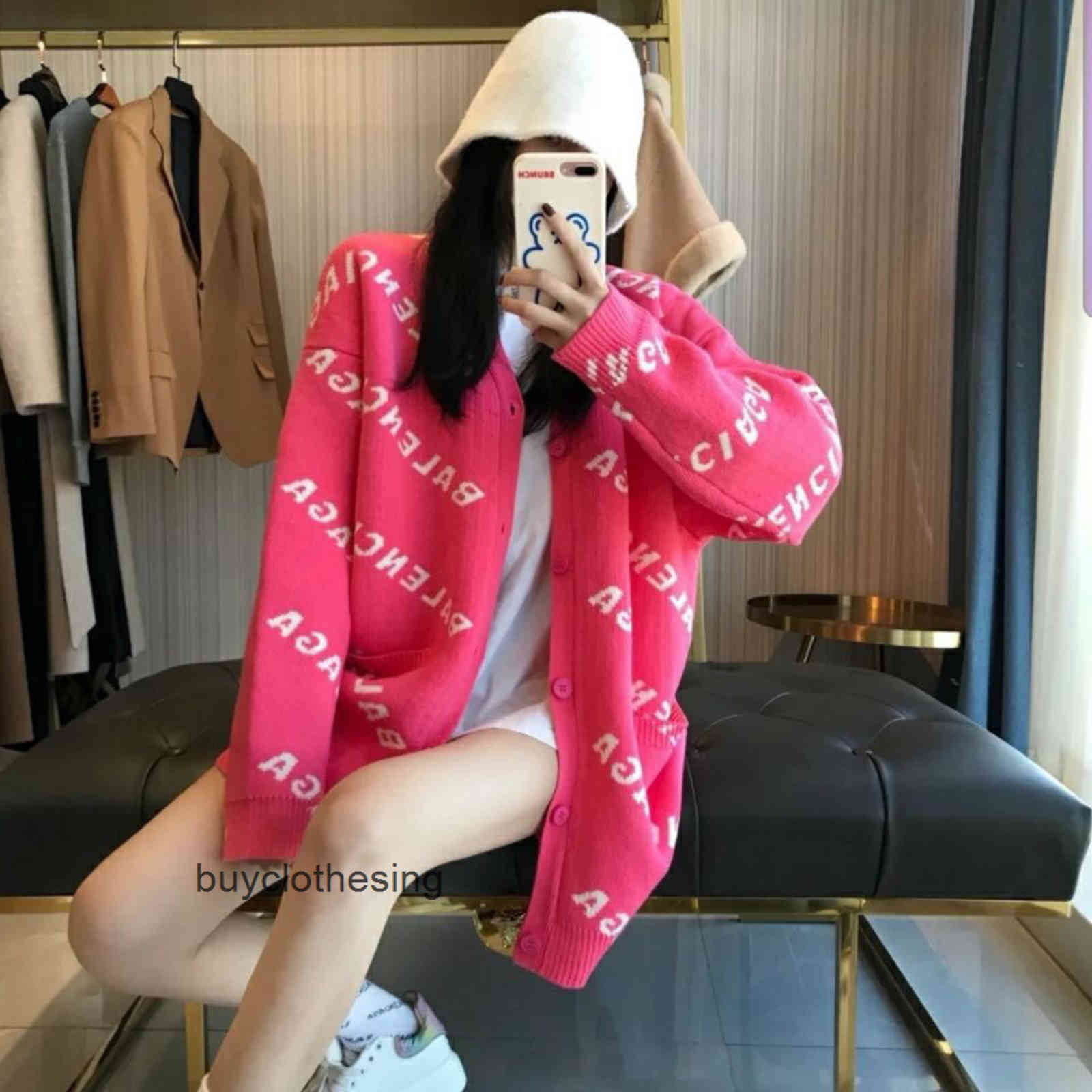 Designer new balenca iga Parisian spring and autumn new sweater women' fashion brand letter jacquard knitting cardigan sweater coat V-neck, Gray
Designer new balenca iga Parisian spring and autumn new sweater women' fashion brand letter jacquard knitting cardigan sweater coat V-neck, Gray
