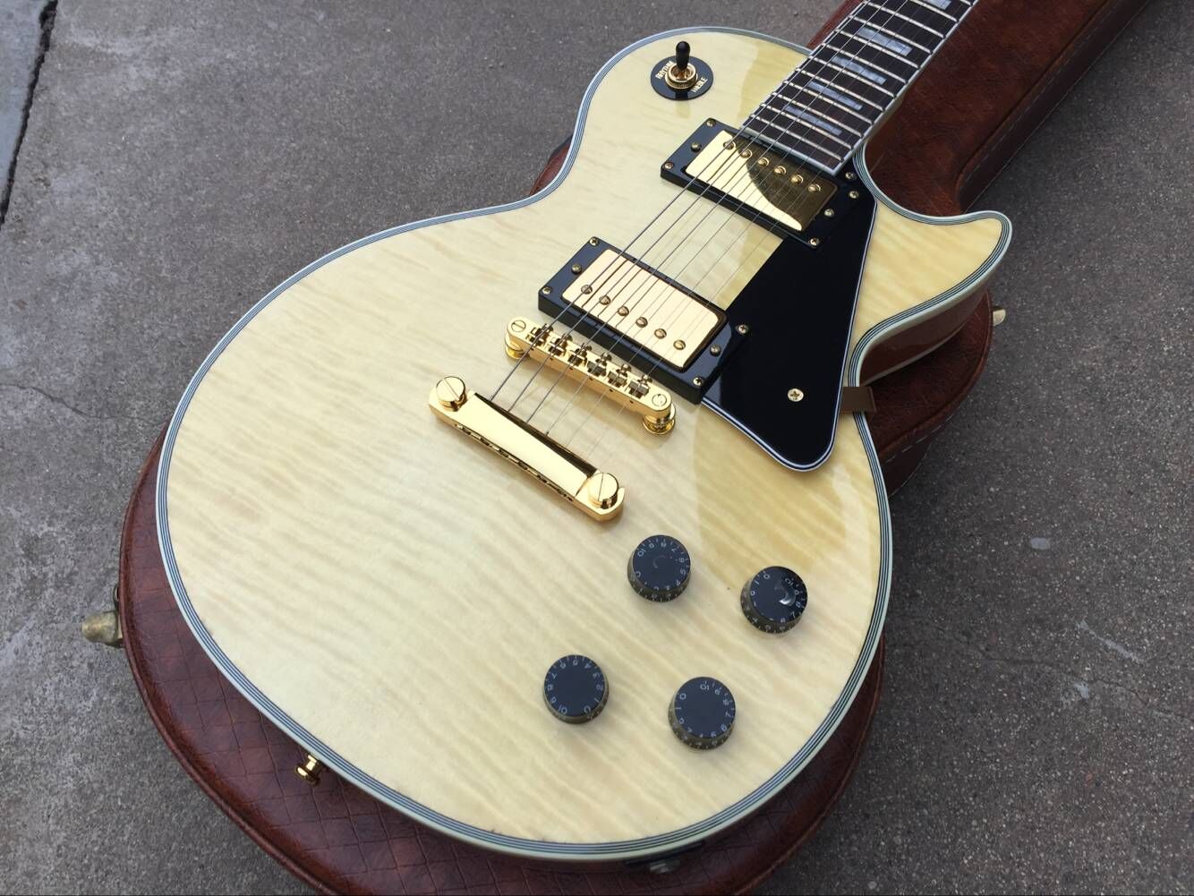 Promotion! Natural 1959 Flame Maple Top Electric Guitar 5 Ply Body binding, Rosewood Fingerboard, Trapezoid White Pearl Inlay, Gold Hardware
Promotion! Natural 1959 Flame Maple Top Electric Guitar 5 Ply Body binding, Rosewood Fingerboard, Trapezoid White Pearl Inlay, Gold Hardware