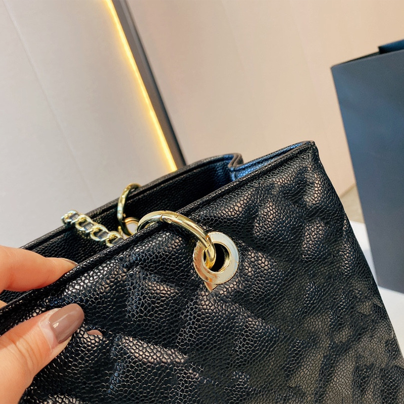 2021 French High-End Designer Handbags Totes Commuter Messenger Bag Chain Large Capacity 35cm Outdoor Sacoche Lingerie Quilted Luxury Wallet Shoulder Bag, Black
2021 French High-End Designer Handbags Totes Commuter Messenger Bag Chain Large Capacity 35cm Outdoor Sacoche Lingerie Quilted Luxury Wallet Shoulder Bag, Black