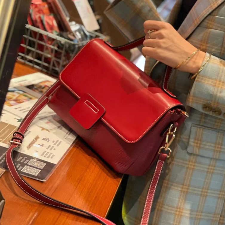 2021 leather new portable One Shoulder Messenger Bag Korean style color matching women's summer trend bag, Red
2021 leather new portable One Shoulder Messenger Bag Korean style color matching women's summer trend bag, Red