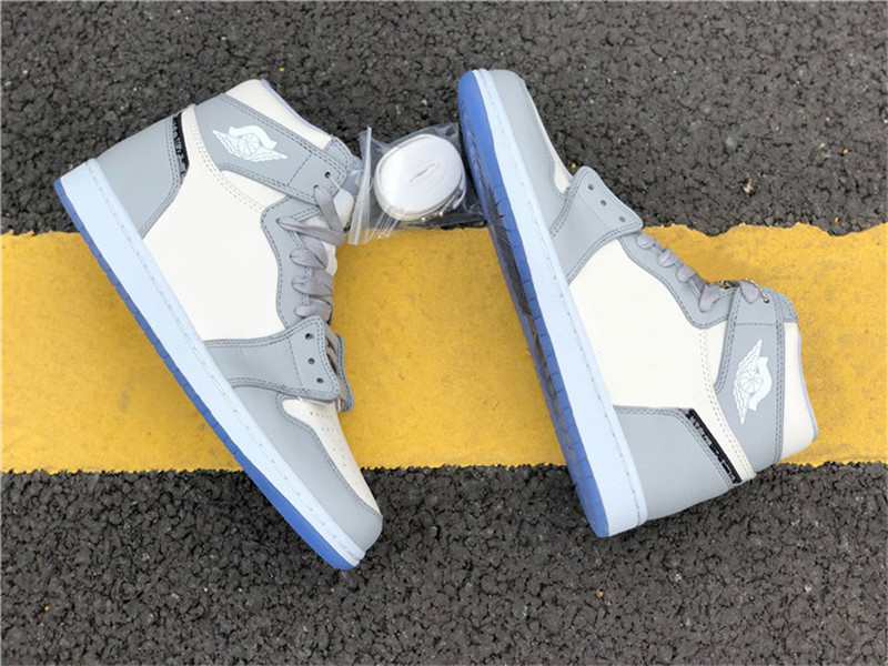 Authentic 1 High OG Low Basketball Shoes Man Wolf Grey Sail Photon Dust White Mens Sneakers Original, Bubble wrap packaging
Authentic 1 High OG Low Basketball Shoes Man Wolf Grey Sail Photon Dust White Mens Sneakers Original, Bubble wrap packaging
