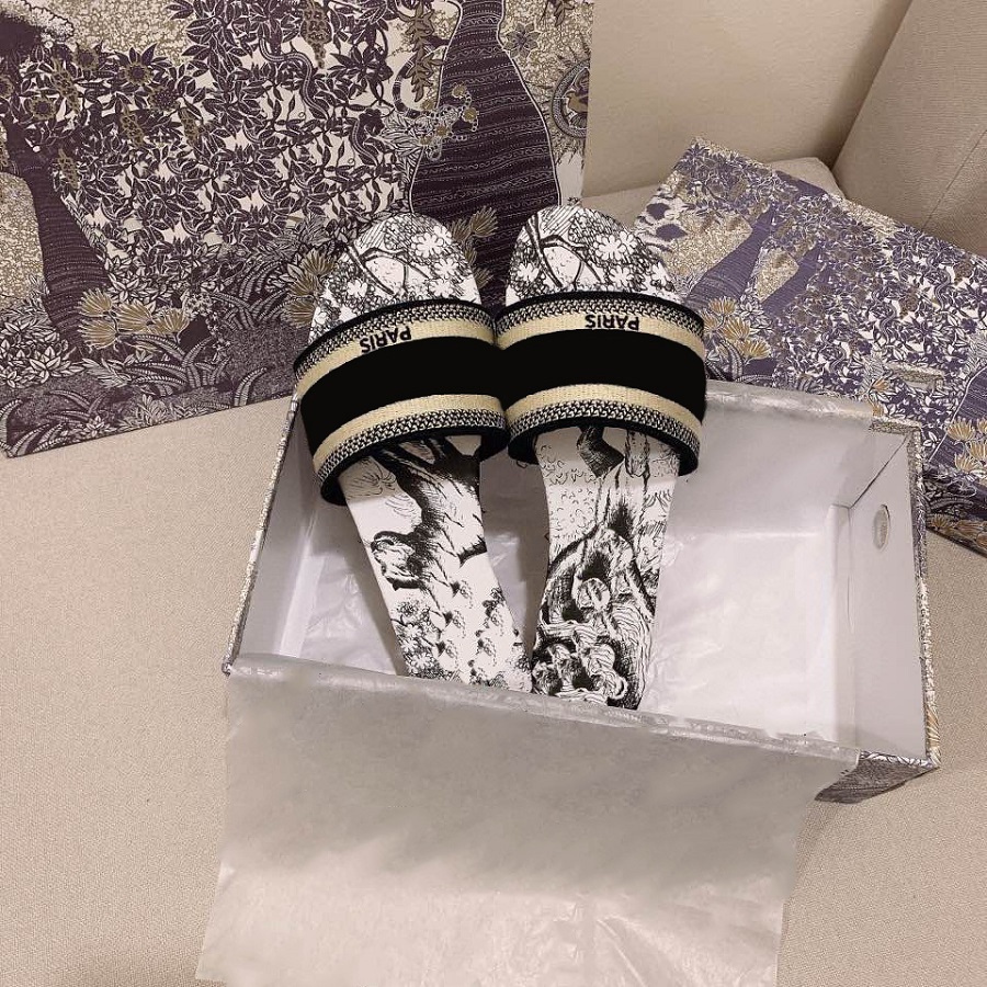 Classics sandals Fashion slippers slides Floral brocade Gear bottoms Flip Flops women shoes striped Beach causal slipper home011 012, Black
Classics sandals Fashion slippers slides Floral brocade Gear bottoms Flip Flops women shoes striped Beach causal slipper home011 012, Black
