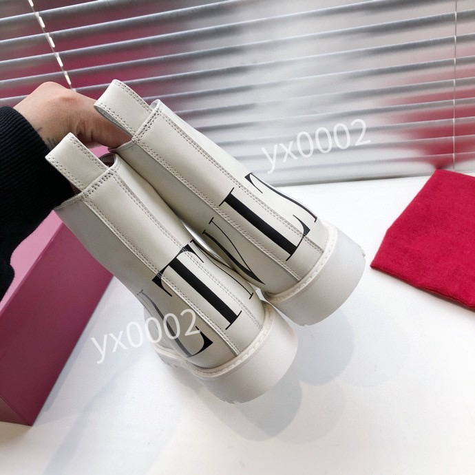 Designer boots fashion autumn low-heeled women ankle cow patent leather beige black bling crystal square head zipper office ladies party shoes, 01
Designer boots fashion autumn low-heeled women ankle cow patent leather beige black bling crystal square head zipper office ladies party shoes, 01