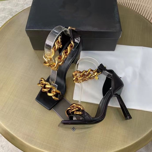 2021 summer high end Fashion leisure temperament women's chain sandals white and Black Genuine Leather Slippers interior shoes 35-42 sandal, Box
2021 summer high end Fashion leisure temperament women's chain sandals white and Black Genuine Leather Slippers interior shoes 35-42 sandal, Box