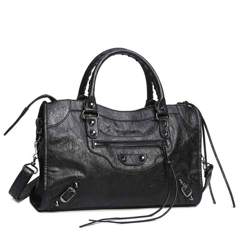 Women Luxurys Designers bags Handbags motorcycle vintage bag Sheepskin Genuine Leather Studs rivet Purse Famous Chain Medium City bags
Women Luxurys Designers bags Handbags motorcycle vintage bag Sheepskin Genuine Leather Studs rivet Purse Famous Chain Medium City bags
