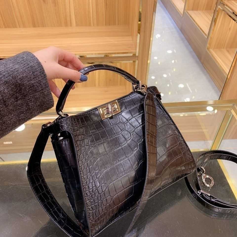 CLASSIC FLOWER s Designer Fend 2020 Winter Fned New Versatile Fashion Women's Single Shoulder Messenger Bag d, Red
CLASSIC FLOWER s Designer Fend 2020 Winter Fned New Versatile Fashion Women's Single Shoulder Messenger Bag d, Red