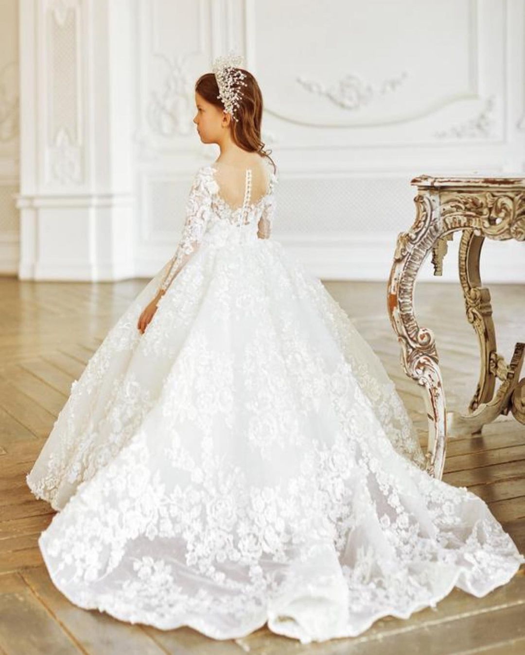 Amazing Ball Gown Lace Girls Pageant Dresses Beaded Sheer Bateau Neck Flower Girl Dress Sequined Long Sleeves First Communion Gowns