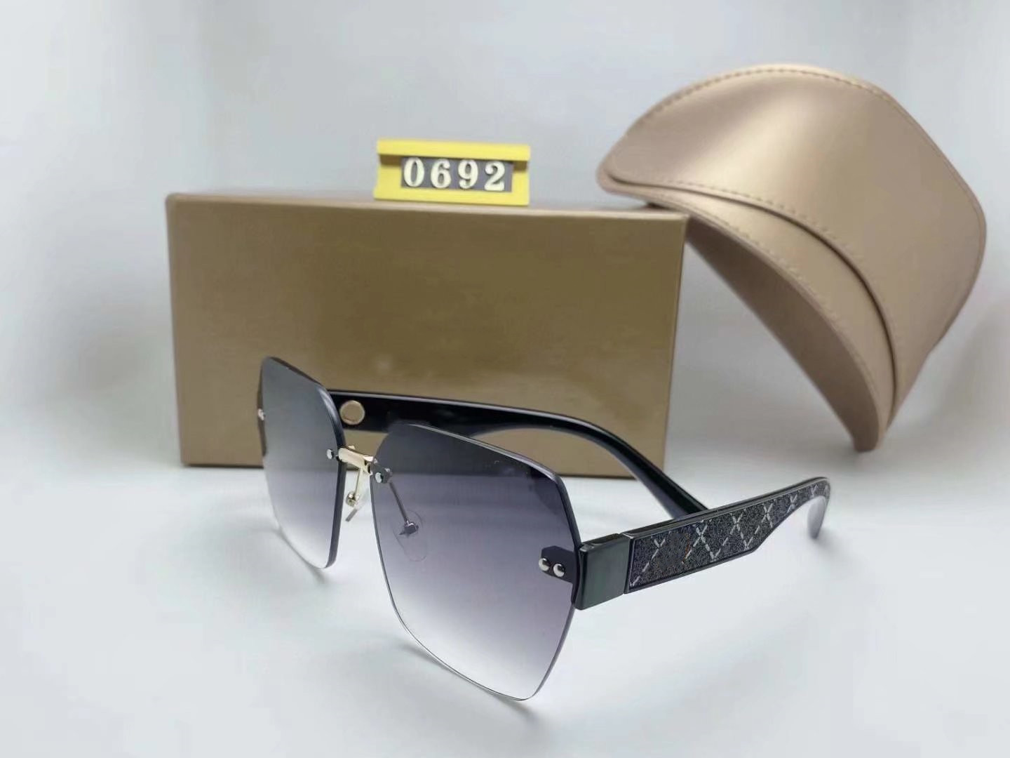 2022 New Fashion Luxury men and woman Brand 0692 Designer Sunglasses Oversized Square Luxury Sunglasses Gradient Lens Vintage 100%UV with box
2022 New Fashion Luxury men and woman Brand 0692 Designer Sunglasses Oversized Square Luxury Sunglasses Gradient Lens Vintage 100%UV with box