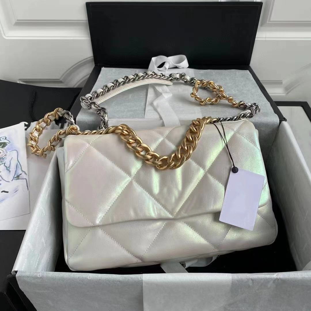 Luxury designer handbag, 2021 leather lambskin diamond chain bag one shoulder oblique across fashion and leisure
Luxury designer handbag, 2021 leather lambskin diamond chain bag one shoulder oblique across fashion and leisure