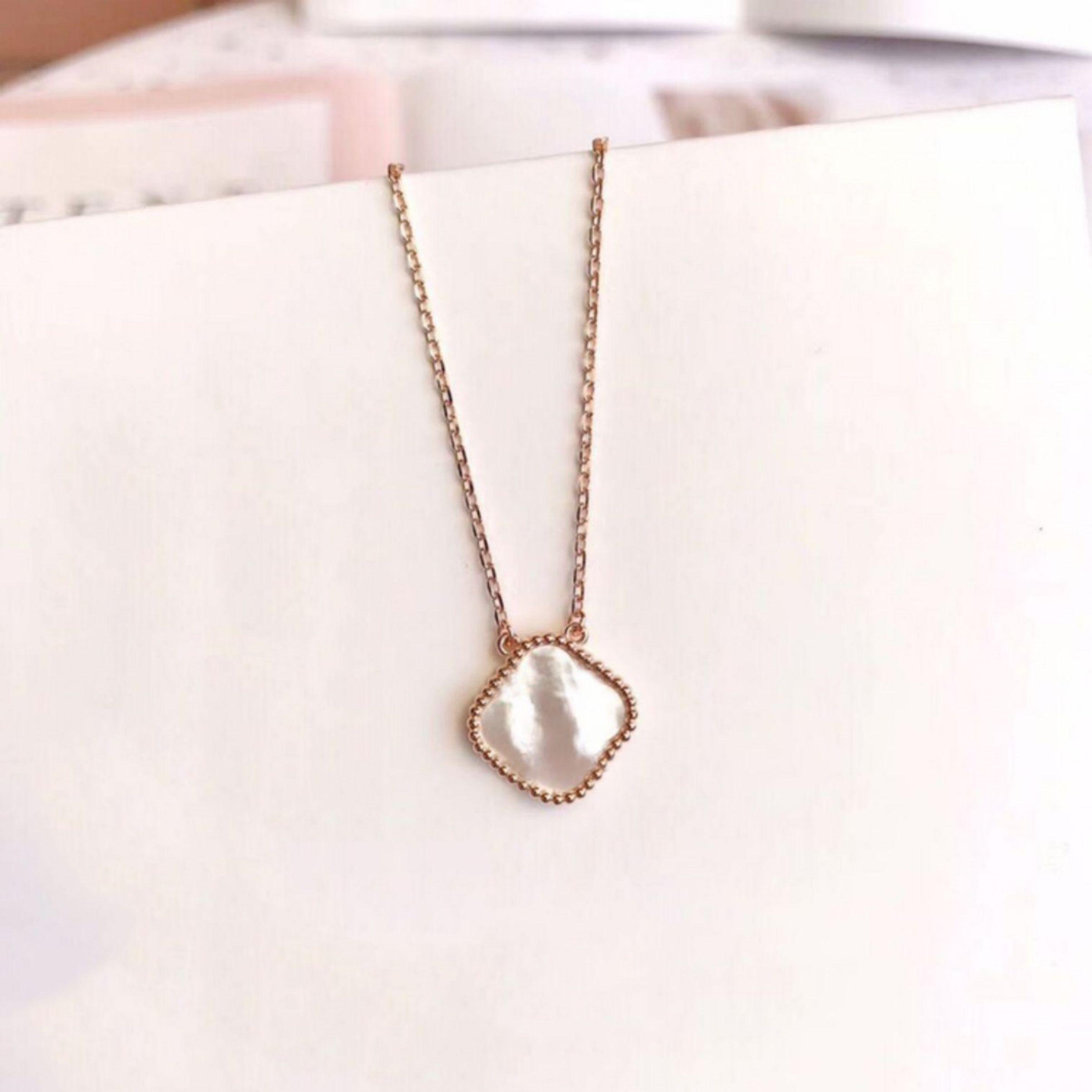 Classic Designer Necklace Fashion Elegant Four Clover Necklaces Gift for Woman Jewelry shell pendants Highly Quality with BOX
Classic Designer Necklace Fashion Elegant Four Clover Necklaces Gift for Woman Jewelry shell pendants Highly Quality with BOX