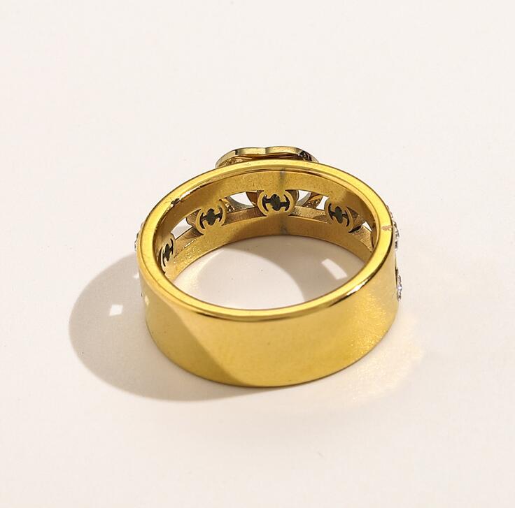 Luxury Designer Top Quality Extravagant Brand Letter Band Rings 18K Gold Plated Stainless Steel Ring Fashion Women Men Crystal Rhinestone Wedding Jewelry
Luxury Designer Top Quality Extravagant Brand Letter Band Rings 18K Gold Plated Stainless Steel Ring Fashion Women Men Crystal Rhinestone Wedding Jewelry