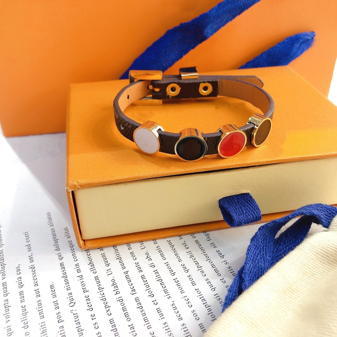Luxury Jewelry Feminine Leather Designer Bracelets with Gold Heart Brand logo on a high end elegant fashion Love bracelet four eaf motif holiday gift
Luxury Jewelry Feminine Leather Designer Bracelets with Gold Heart Brand logo on a high end elegant fashion Love bracelet four eaf motif holiday gift