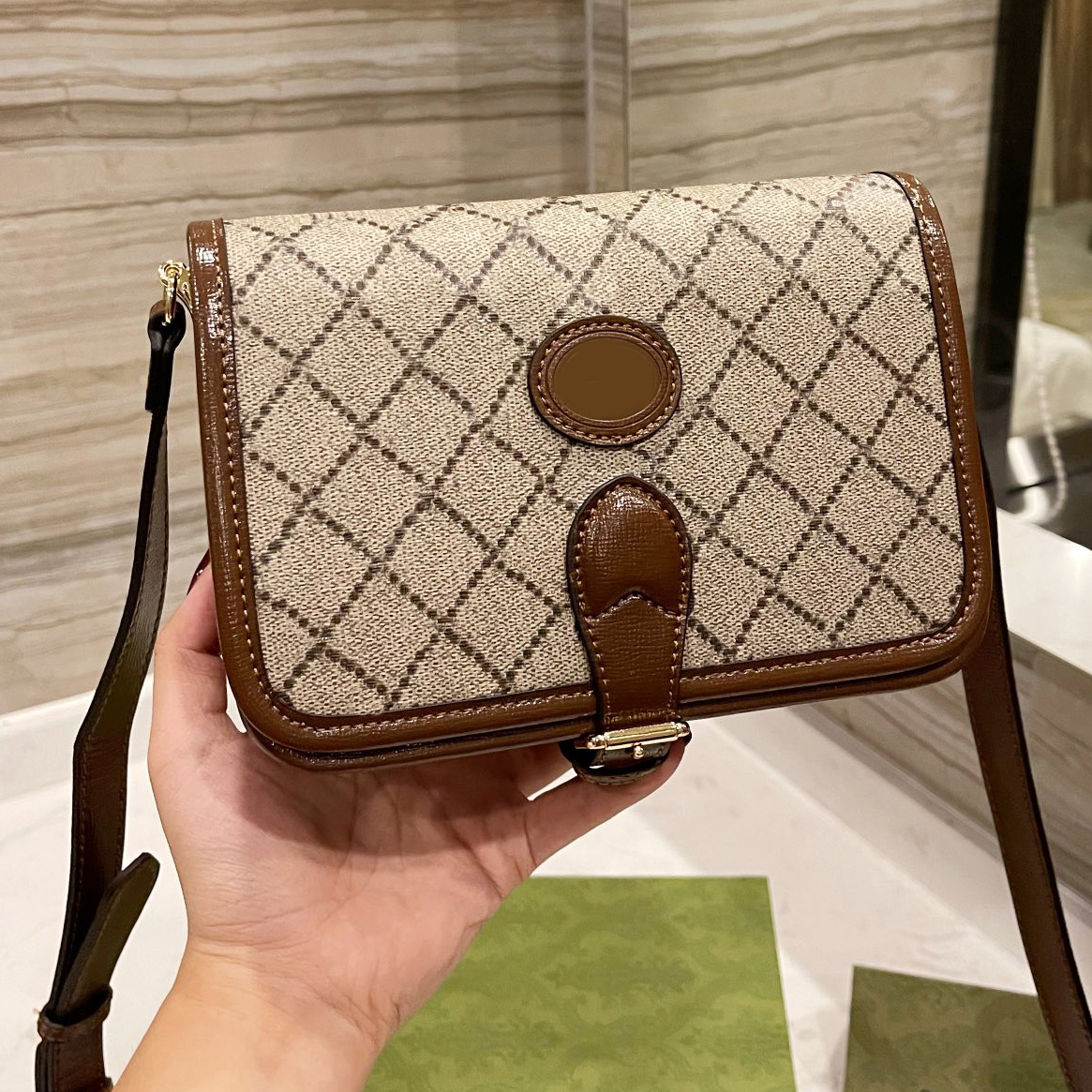Shoulder flap bag 2022 Quality Luxurys High Designers Bags Messenger Women Totes Fashion Handbags Printing Crossbody Clutch Wallet Handbag Metallic Hasp letter, No bags
Shoulder flap bag 2022 Quality Luxurys High Designers Bags Messenger Women Totes Fashion Handbags Printing Crossbody Clutch Wallet Handbag Metallic Hasp letter, No bags