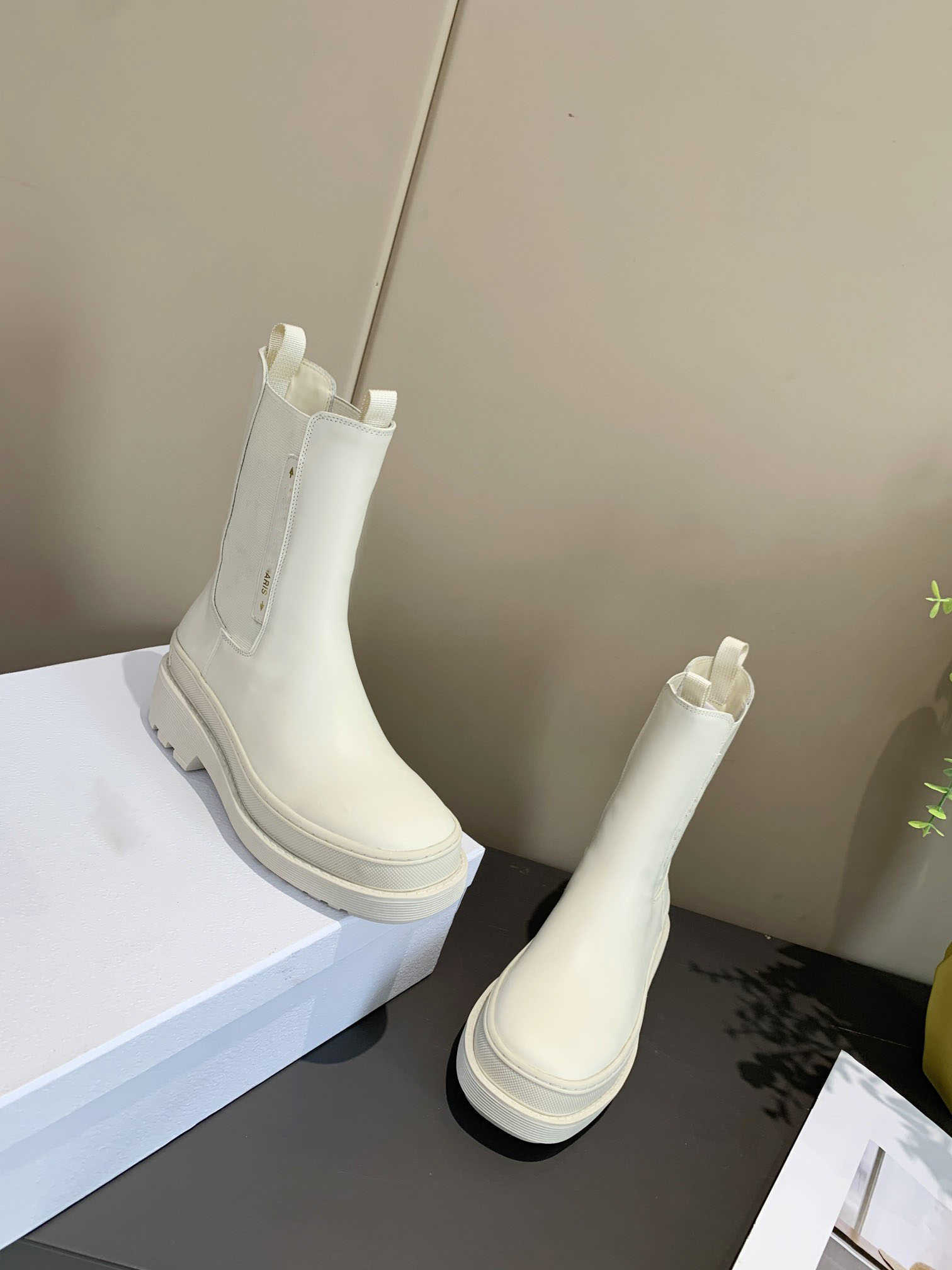 Luxury Women Designer TRIAL ANKLE BOOTS Lady Fashion Martin Boot Outdoor Winter Leather Flat Platform High Top Sneakers With box, Don't buy it
Luxury Women Designer TRIAL ANKLE BOOTS Lady Fashion Martin Boot Outdoor Winter Leather Flat Platform High Top Sneakers With box, Don't buy it