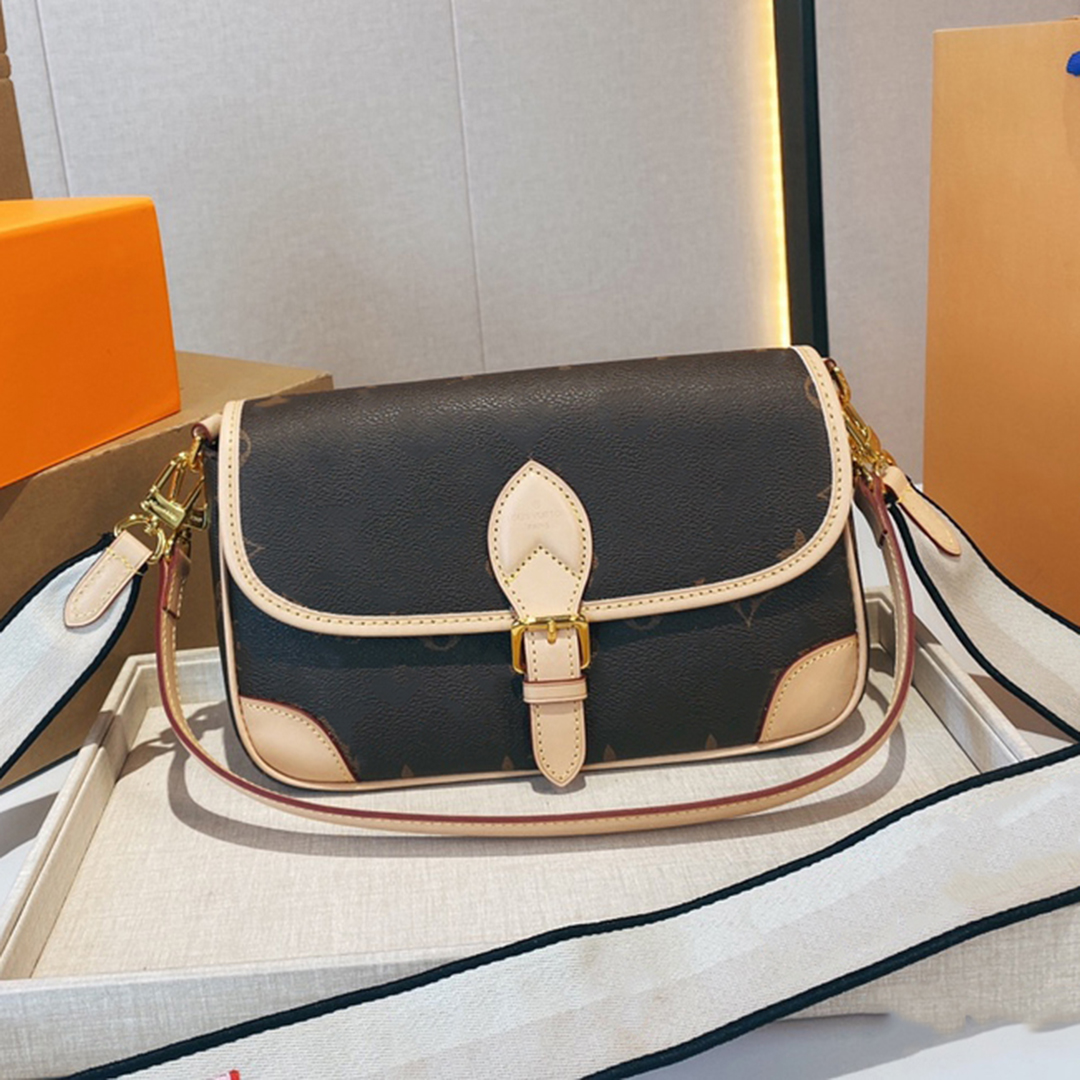 Luxury Designer France Brand Classic Diane Shoulder Bags High Quality Genuine Leather Old Flower Crossbody Bag Fashion Women Handbags Totes Designers Bag, Brown
Luxury Designer France Brand Classic Diane Shoulder Bags High Quality Genuine Leather Old Flower Crossbody Bag Fashion Women Handbags Totes Designers Bag, Brown