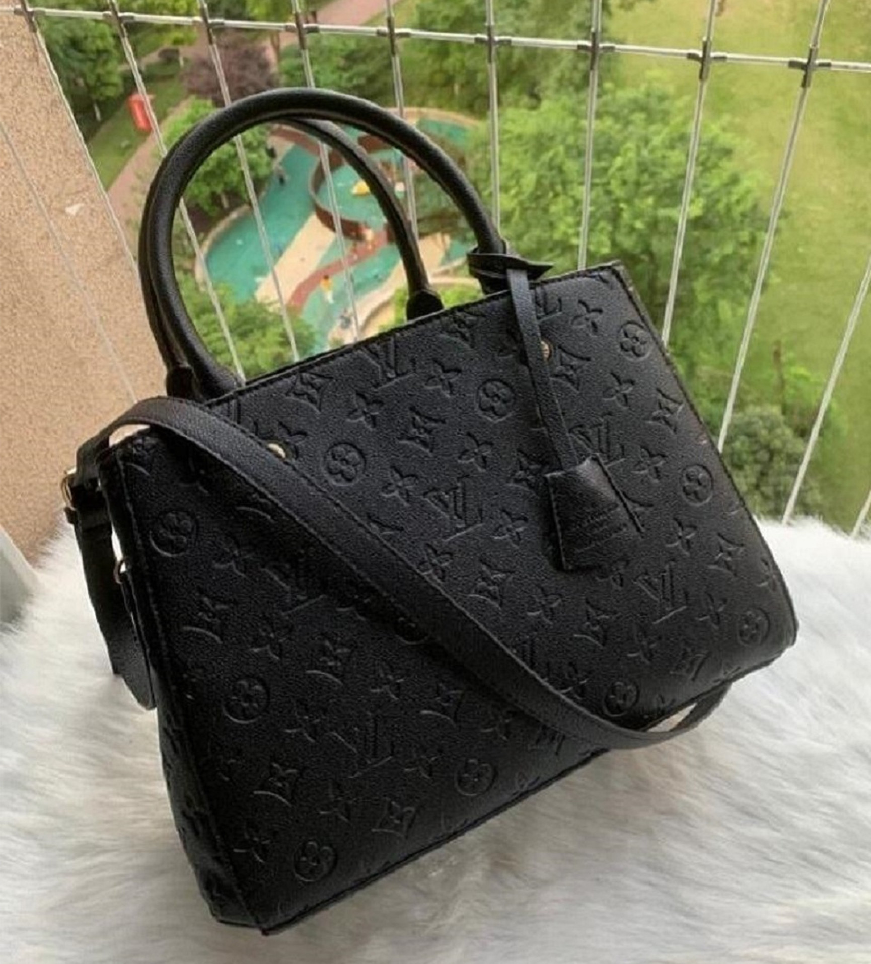 MONTAIGNE BB Designer Handbags Leather Women Shoulder Bags Messenger Crossbody Bag Purse Fashion Tote Wallet GGLVLouis
Vitt, Red;black
MONTAIGNE BB Designer Handbags Leather Women Shoulder Bags Messenger Crossbody Bag Purse Fashion Tote Wallet GGLVLouis
Vitt, Red;black