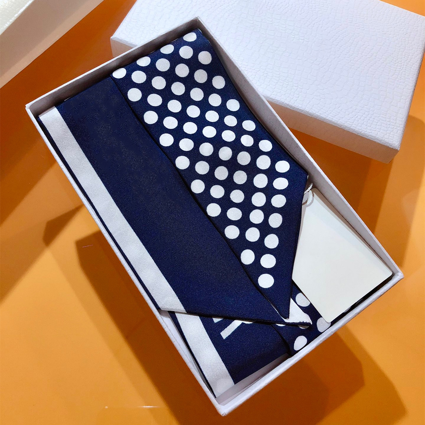 Luxury designer lady scarf, fashion alphabet handbag scarves, headband, tie, hair bundle, high quality 100% silk scarfs size :8*120cm
Luxury designer lady scarf, fashion alphabet handbag scarves, headband, tie, hair bundle, high quality 100% silk scarfs size :8*120cm