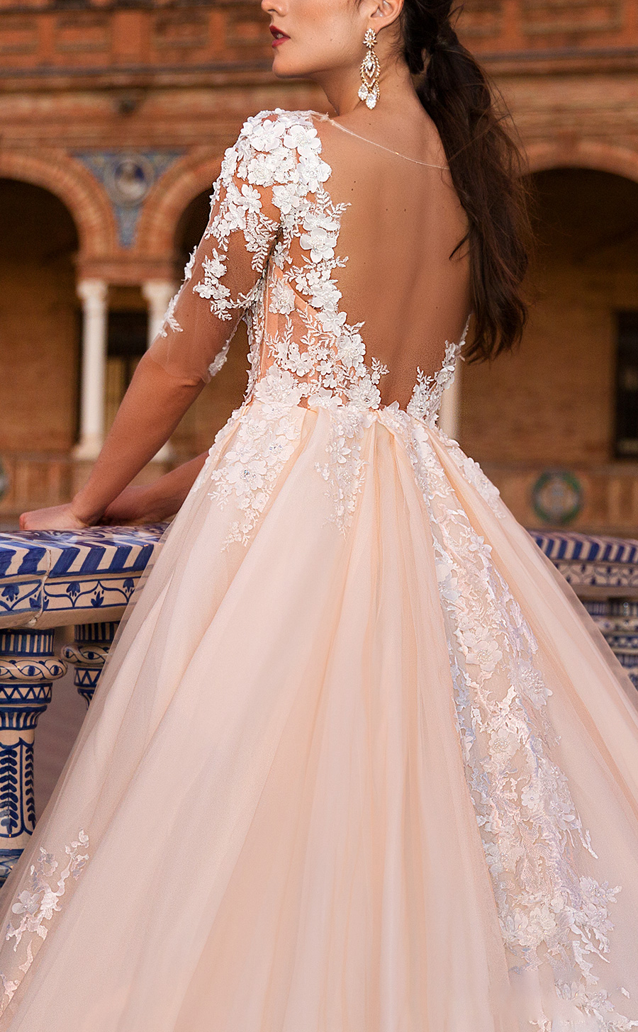 Luxury Wedding Dresses Lace Backless Appliques A Line Bridal Train Custom Made V-Neck Sequins Gown