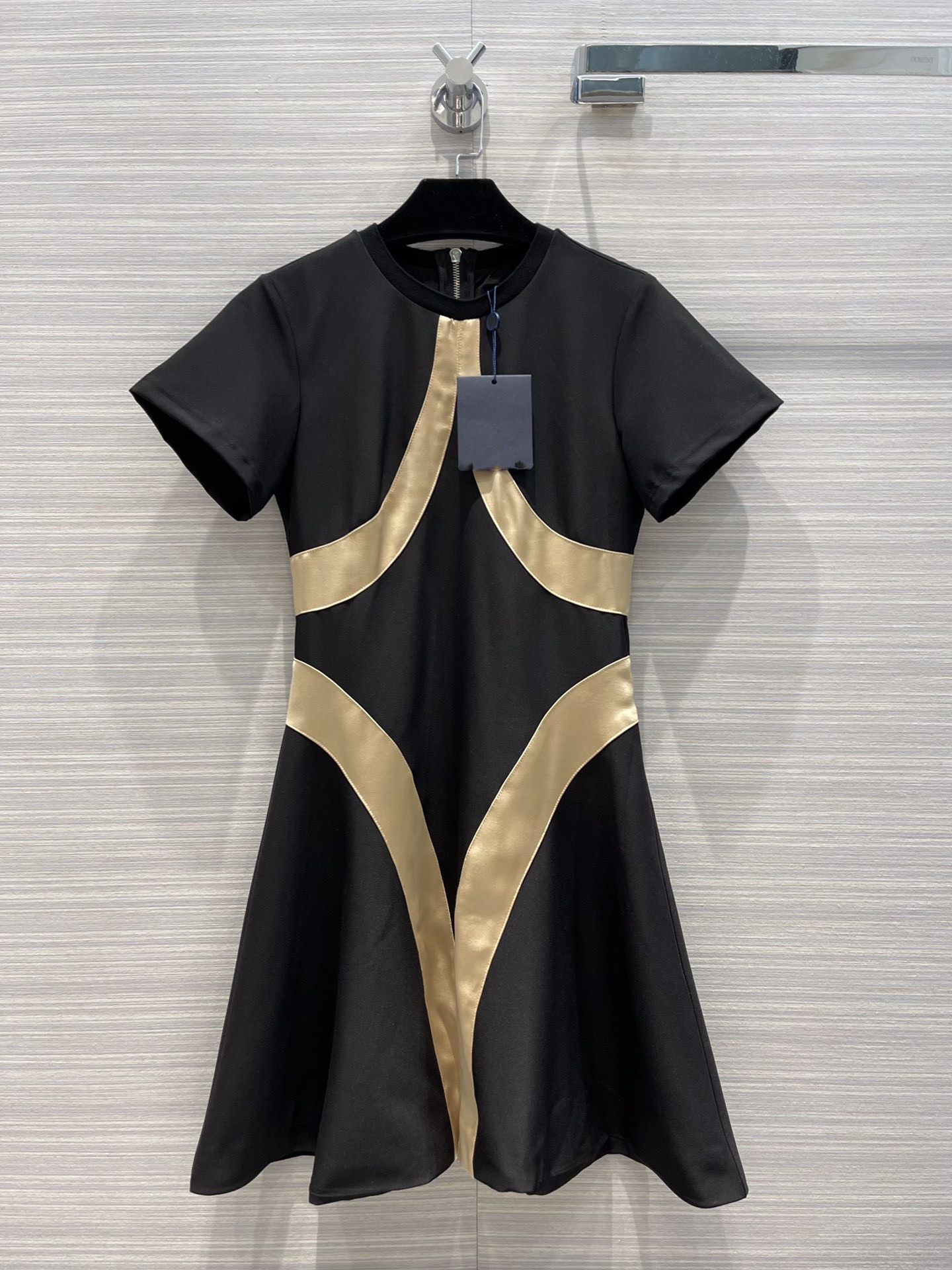 Milan Runway Dresses 2021 Autumn O Neck Short Sleeve Panelled Print Designer dress Brand Same Style Clothing 0719-1, Black
Milan Runway Dresses 2021 Autumn O Neck Short Sleeve Panelled Print Designer dress Brand Same Style Clothing 0719-1, Black