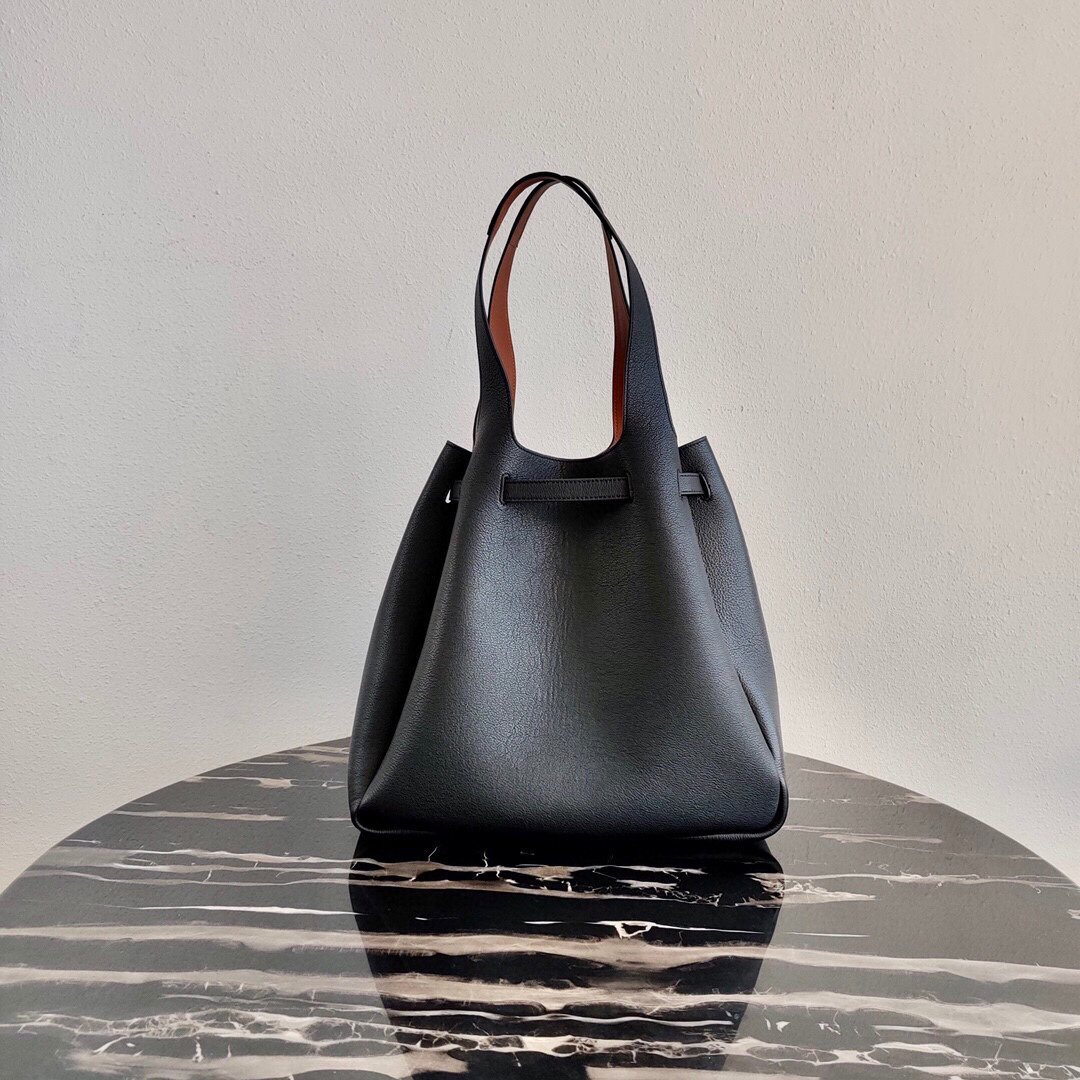 2021 ladies' hand bag, Italian designer 7A high-end customized quality handbag fashion business and leisure style, Black
2021 ladies' hand bag, Italian designer 7A high-end customized quality handbag fashion business and leisure style, Black