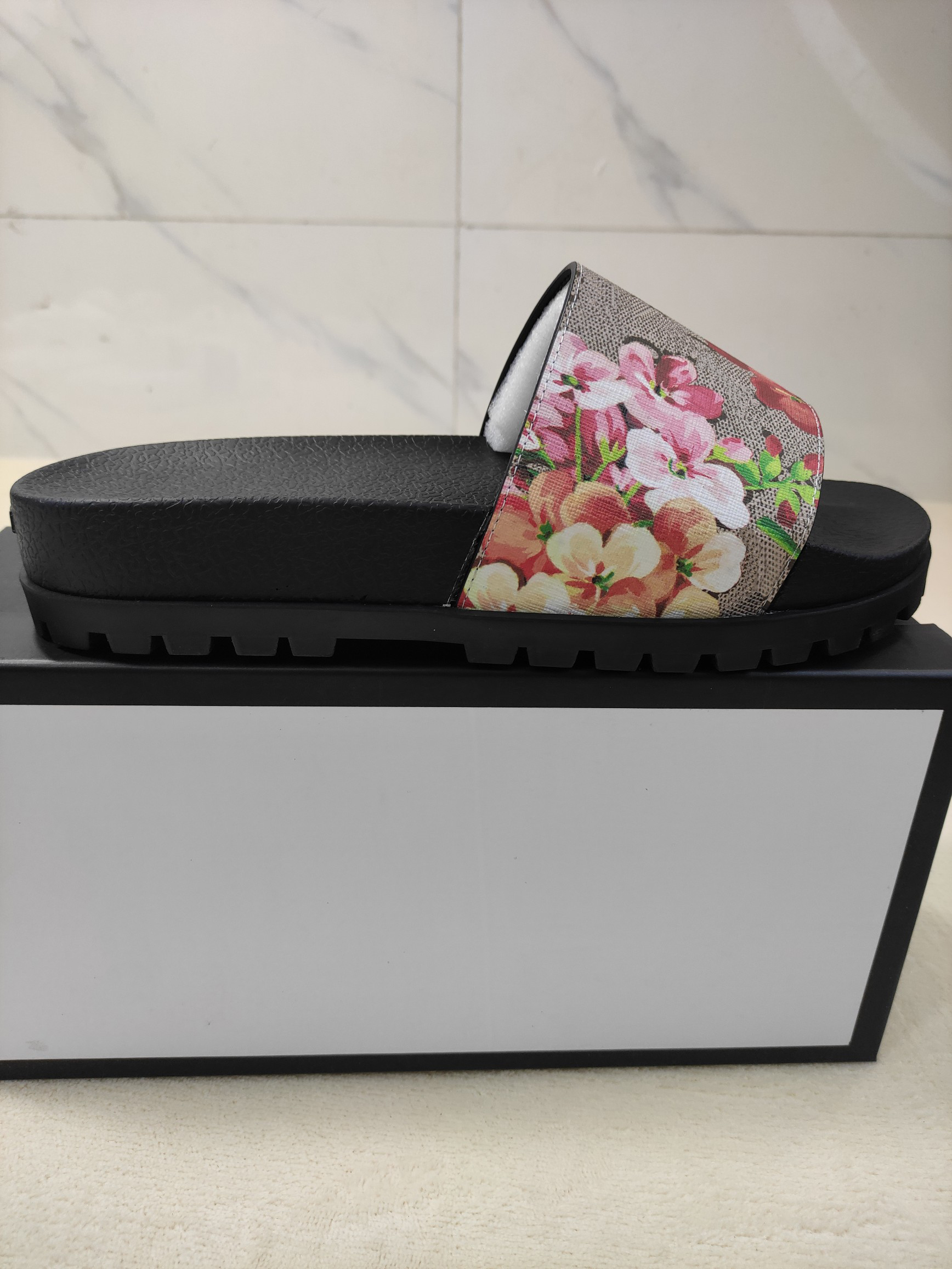 2022 Designer slippers Men Women slides Beach Shoes Bloom Web black floral Strawberry print Slide Leather Rubber red Sandal Summer Flat Slipper, Shoes box
2022 Designer slippers Men Women slides Beach Shoes Bloom Web black floral Strawberry print Slide Leather Rubber red Sandal Summer Flat Slipper, Shoes box
