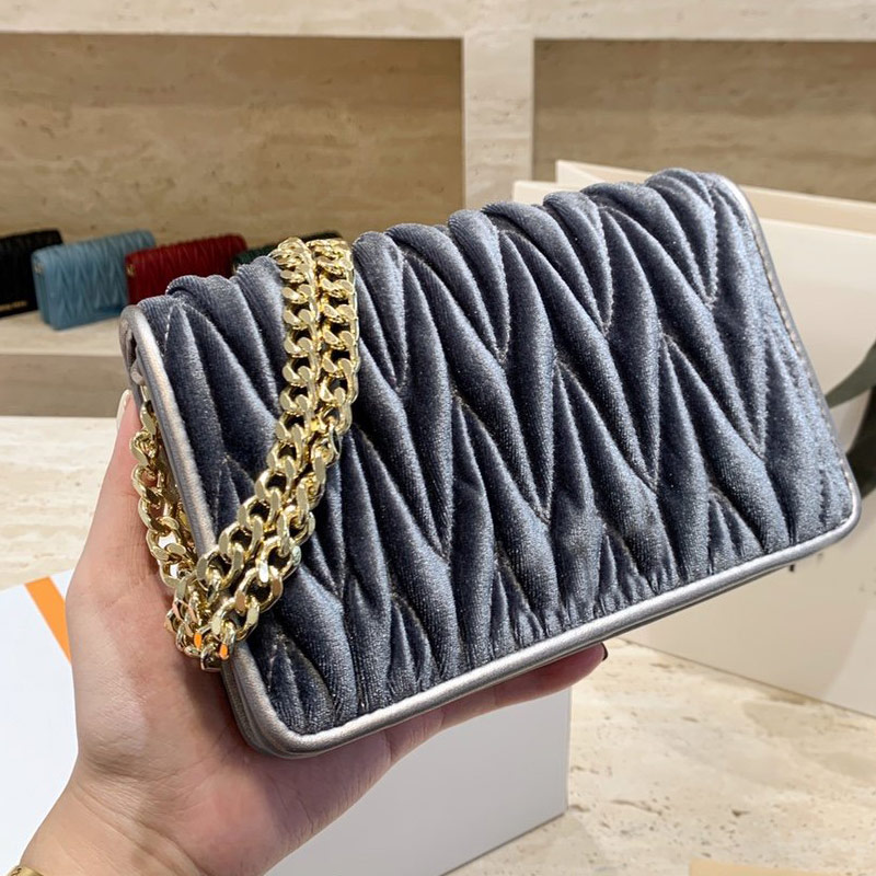 Sheepskin shoulder bag ladies chain messenger handbag fashion plain velvet pleated buckle letter genuine leather wholesale, Red
Sheepskin shoulder bag ladies chain messenger handbag fashion plain velvet pleated buckle letter genuine leather wholesale, Red