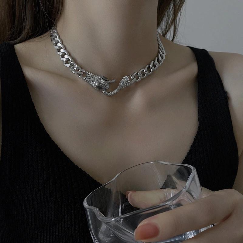 Chains 2021 Hip Hop Metal Adjustable Silver Color Crystal Snake Thick Chain Choker Necklace For Women Girls Party Jewelry
Chains 2021 Hip Hop Metal Adjustable Silver Color Crystal Snake Thick Chain Choker Necklace For Women Girls Party Jewelry