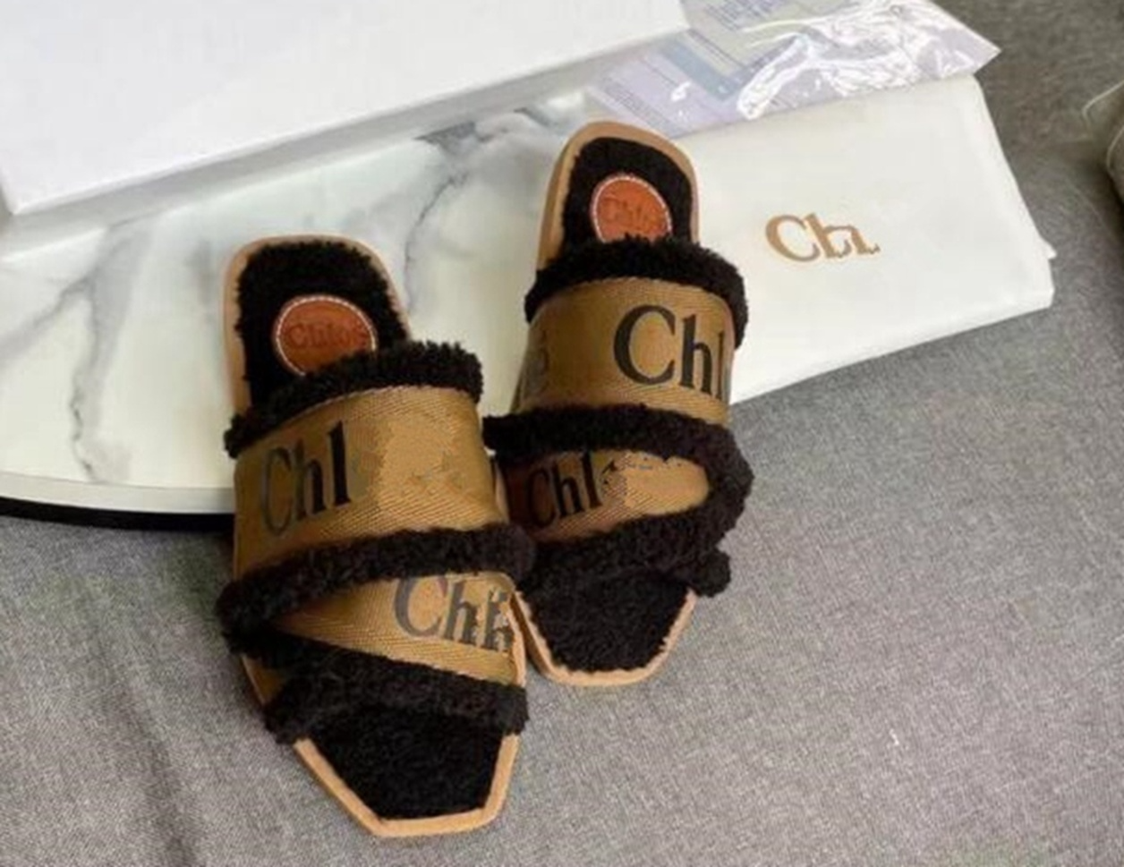qw2022 Luxurys designers Women Ladies wool Slippers Slides Winter fur Fluffy Furry Sandals Slippers Warm Comfortable Fuzzy Girl Flip Flop size 35-42
qw2022 Luxurys designers Women Ladies wool Slippers Slides Winter fur Fluffy Furry Sandals Slippers Warm Comfortable Fuzzy Girl Flip Flop size 35-42
