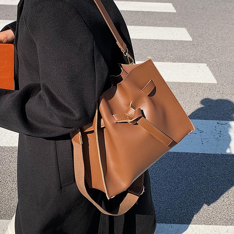 Evening Bags Belt Designer PU Leather Small Crossbody Shoulder For Women 2022 Hit Winter Luxury Simple Handbags Purses Totes
Evening Bags Belt Designer PU Leather Small Crossbody Shoulder For Women 2022 Hit Winter Luxury Simple Handbags Purses Totes