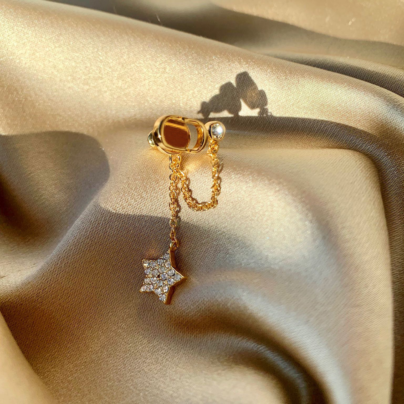 2021 High Quality Trend Ear Studs Simplicity Fashion Earrings Designer For Women Versatile Letter Luxurys Designers Jewelry Earrings, Golden;silver
2021 High Quality Trend Ear Studs Simplicity Fashion Earrings Designer For Women Versatile Letter Luxurys Designers Jewelry Earrings, Golden;silver