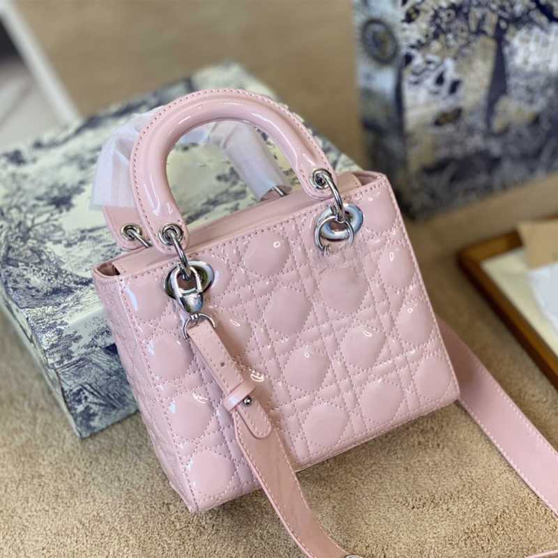 2022Top New Women's Fashion Shoulder Bag French Patent Leather 4 Grid Famous Designer Handbags Luxury Large Capacity High Quality Hardware
2022Top New Women's Fashion Shoulder Bag French Patent Leather 4 Grid Famous Designer Handbags Luxury Large Capacity High Quality Hardware