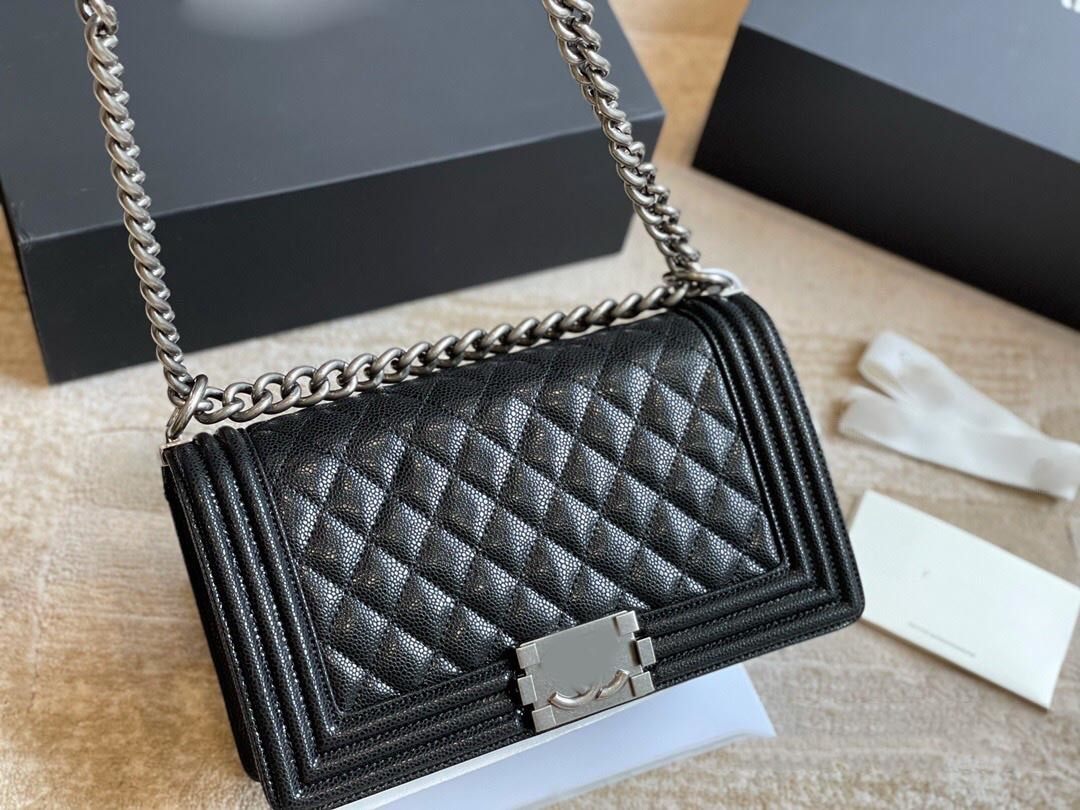 Crossbody Bags Retro Lingge Handbag Well-known Designer Wallet One-shoulder Clutch Black Small Square Purses Camellia caviar Messenger 1021
Crossbody Bags Retro Lingge Handbag Well-known Designer Wallet One-shoulder Clutch Black Small Square Purses Camellia caviar Messenger 1021