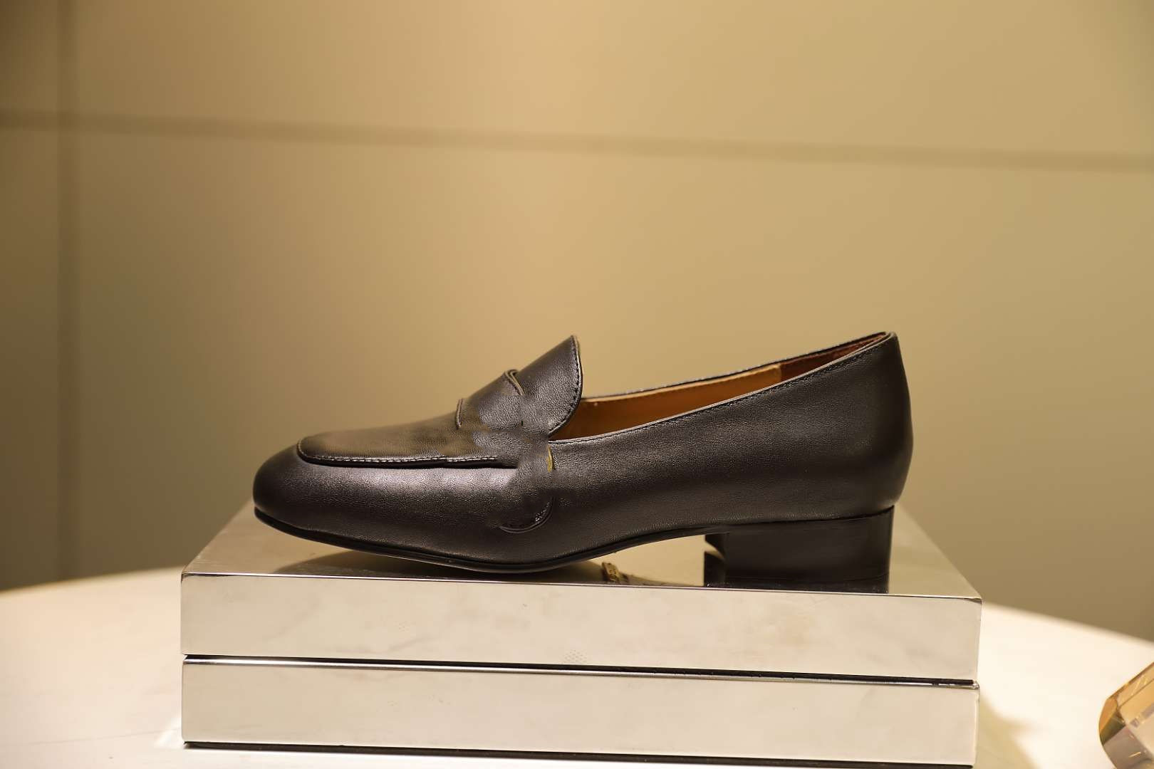 designer shoes logo brand latest fashion women leather material shows luxury and elegance classic 2.5cm high heel size 34-40, Black
designer shoes logo brand latest fashion women leather material shows luxury and elegance classic 2.5cm high heel size 34-40, Black
