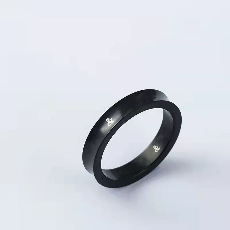 Luxury Designer couple ring fashion silver letters temperament versatile full of personality couple gift ladies party engagement jewelry box is very good
Luxury Designer couple ring fashion silver letters temperament versatile full of personality couple gift ladies party engagement jewelry box is very good