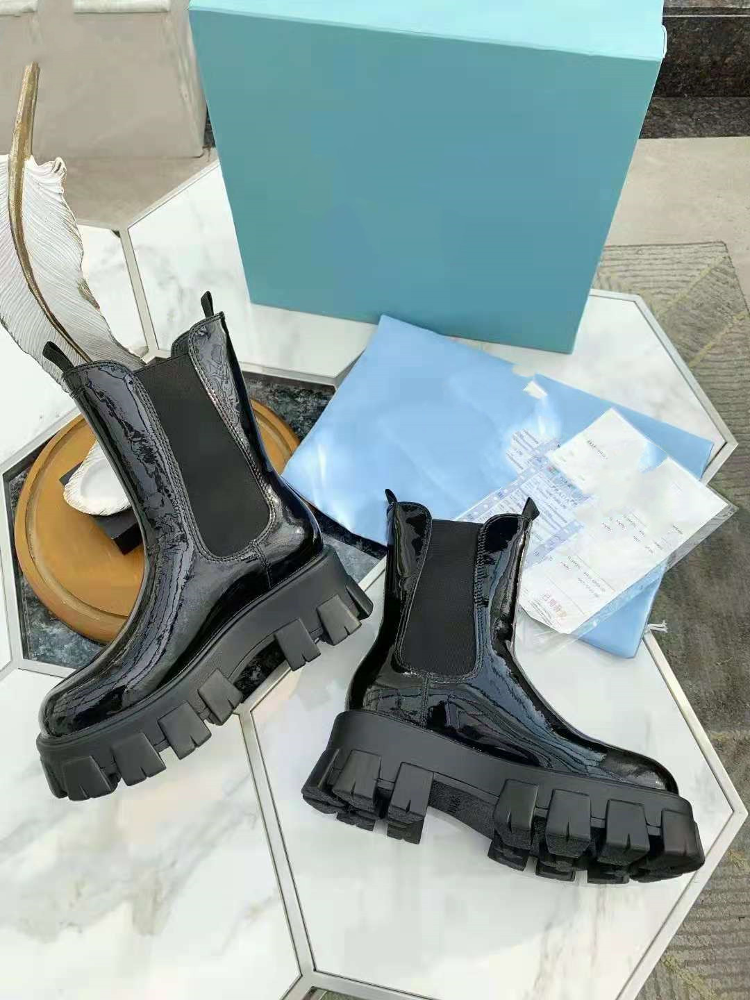 2021 designer's latest customized logo women's boots leather non slip rubber sole luxury comfort exquisite technology high quality 35--43
2021 designer's latest customized logo women's boots leather non slip rubber sole luxury comfort exquisite technology high quality 35--43