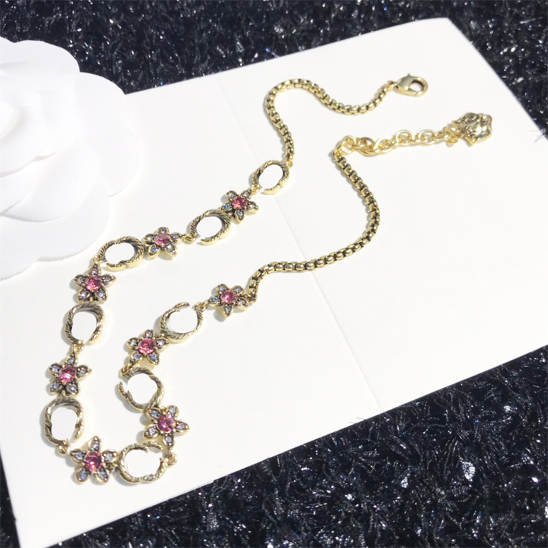 Rhinestone Floral Bling Luxury Chains Necklaces With Box Classic Letter Seiko Ice Jewelry Exquisite Party Wedding Gift Necklace
Rhinestone Floral Bling Luxury Chains Necklaces With Box Classic Letter Seiko Ice Jewelry Exquisite Party Wedding Gift Necklace