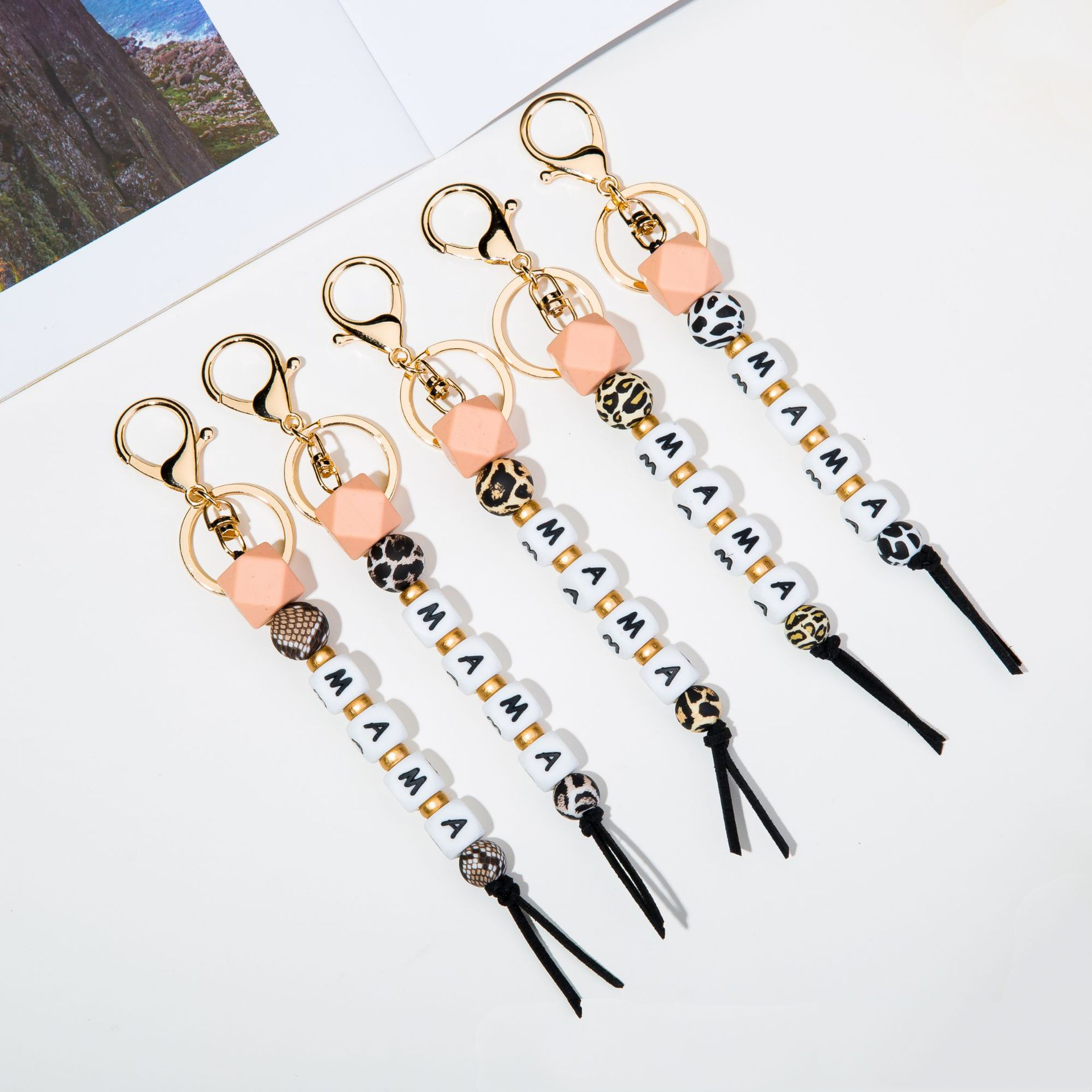 2022 Mother's Day Keychain Gift Designer Leopard Print Silicone Wood Bead Mama Keychain Monogram Keychain For Mom JW141
2022 Mother's Day Keychain Gift Designer Leopard Print Silicone Wood Bead Mama Keychain Monogram Keychain For Mom JW141