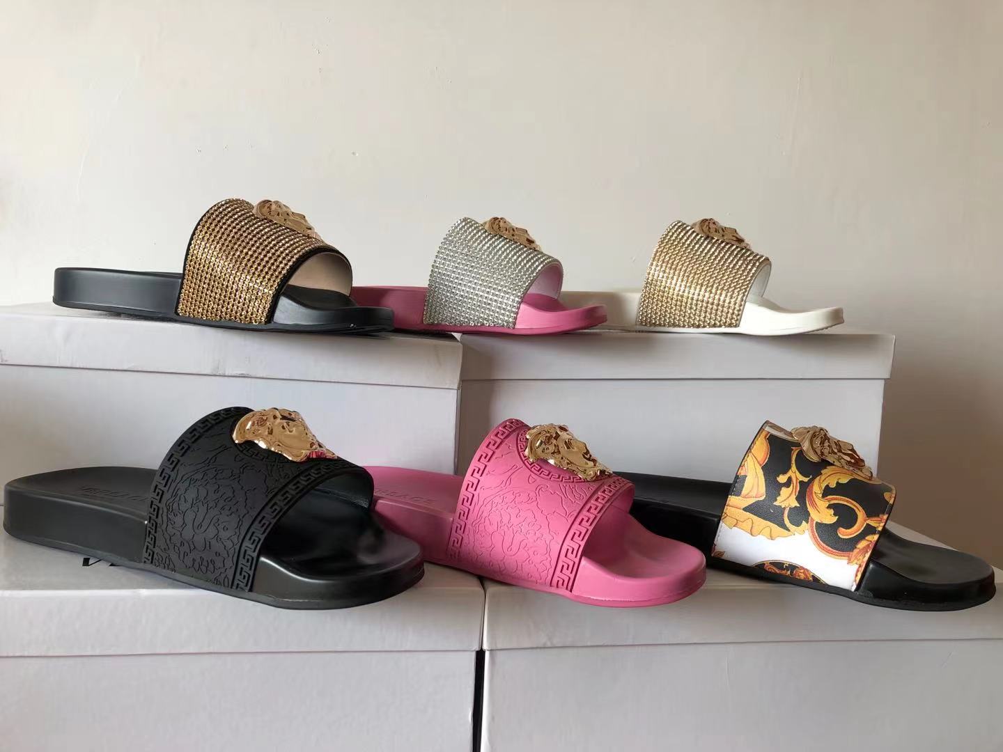 Top Quality luxuries designer Men's Women's Slippers Sandals Shoes Slide Summer Fashion Wide Flat Flip Flops With Box Size 35-45
Top Quality luxuries designer Men's Women's Slippers Sandals Shoes Slide Summer Fashion Wide Flat Flip Flops With Box Size 35-45