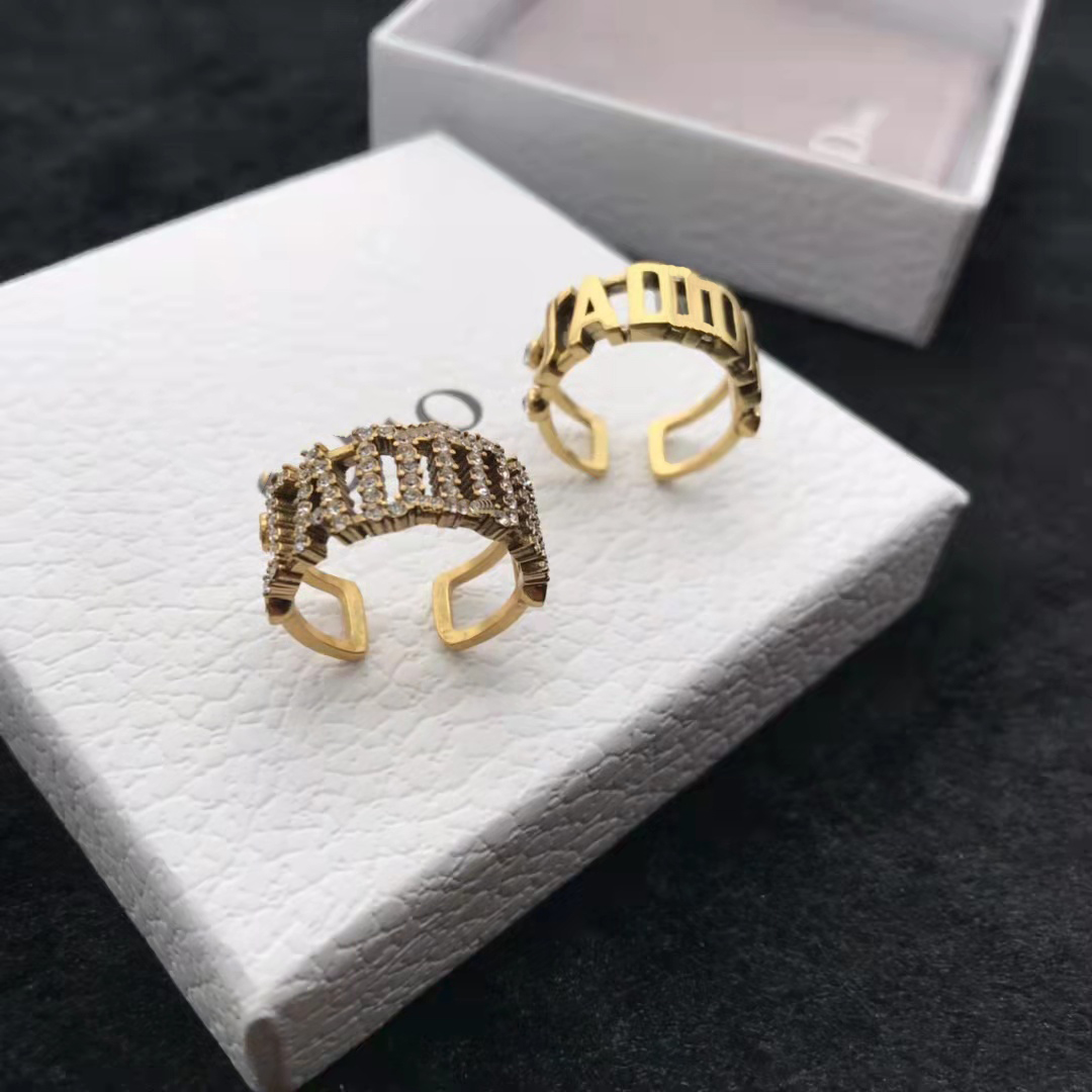 Luxury Designer Vintage Ring fashion open letter rings high quality latest style suitable for anniversary engagement birthday gift social party is very good nice
Luxury Designer Vintage Ring fashion open letter rings high quality latest style suitable for anniversary engagement birthday gift social party is very good nice