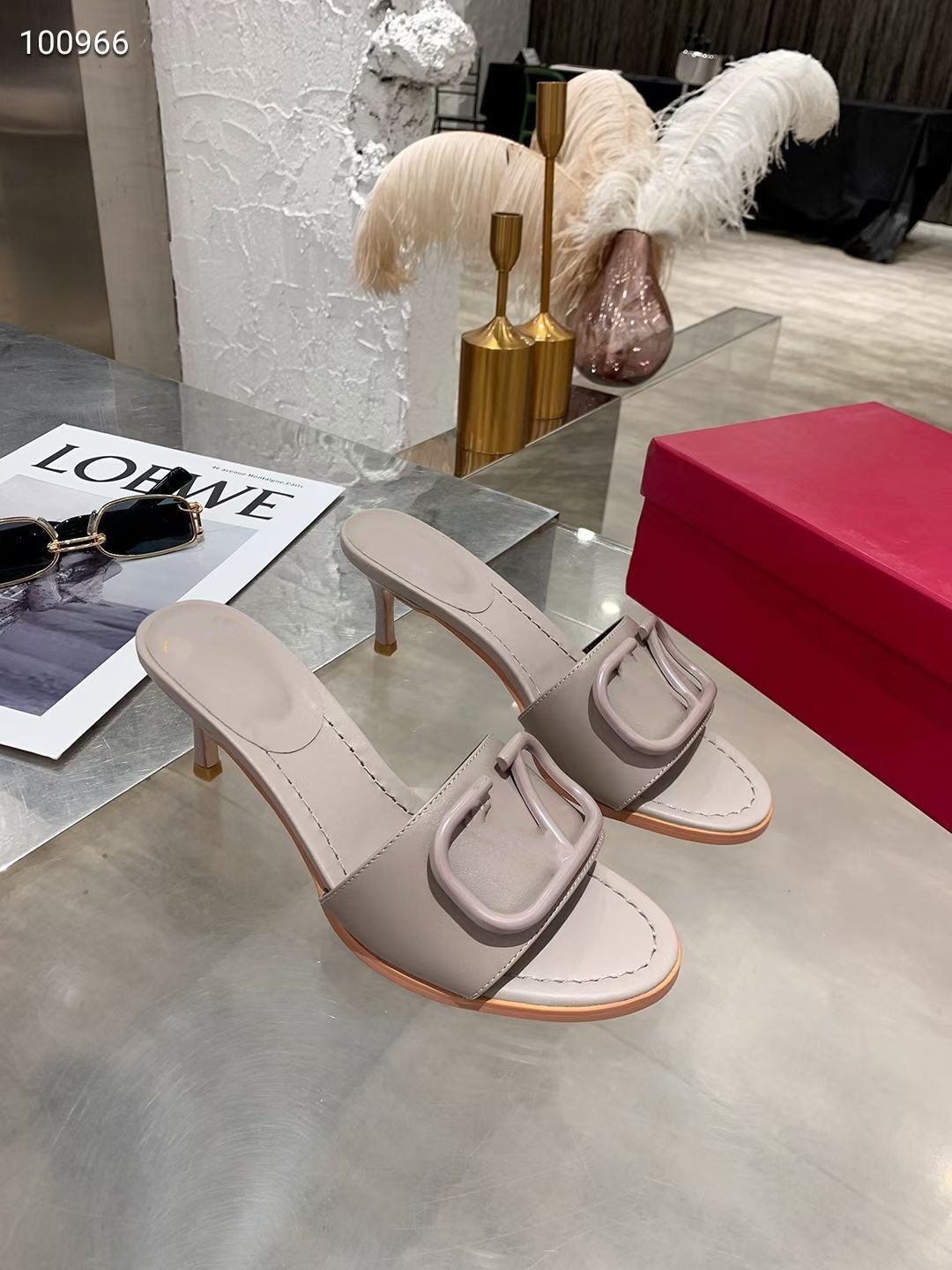 The new 2021 matte leather slippers with square lips, open-toed flats for women in sizes 35-42 mjjj0001
The new 2021 matte leather slippers with square lips, open-toed flats for women in sizes 35-42 mjjj0001