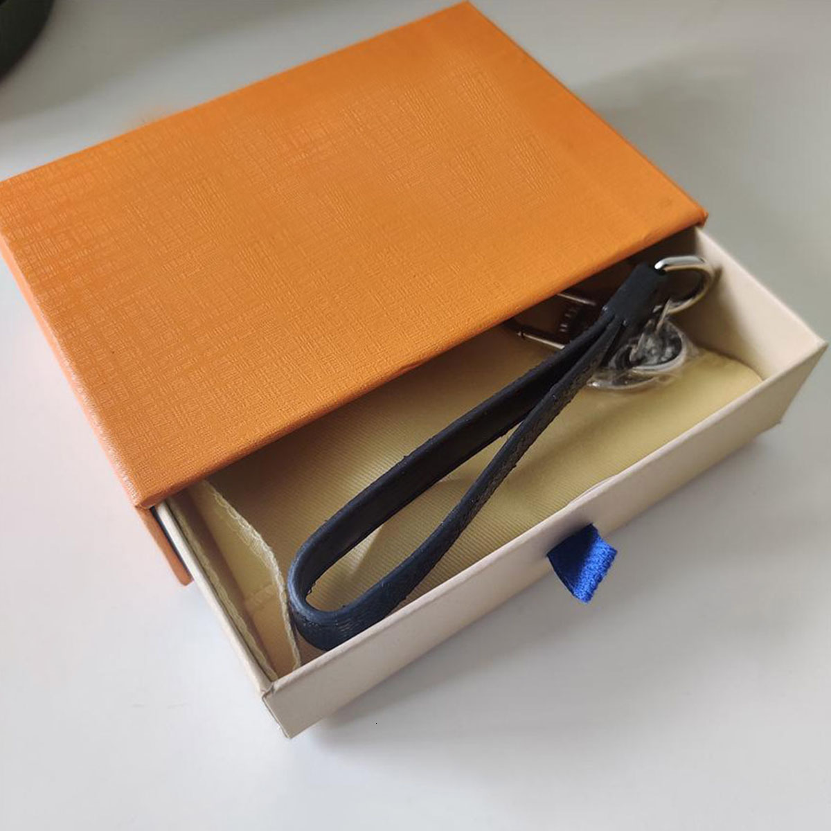 2021 Fashion Keychain Men Women Handmade Designer Leather Chains Unisex Wallet Car Buckle Pendant Accessories with Box and Dust Bag
2021 Fashion Keychain Men Women Handmade Designer Leather Chains Unisex Wallet Car Buckle Pendant Accessories with Box and Dust Bag