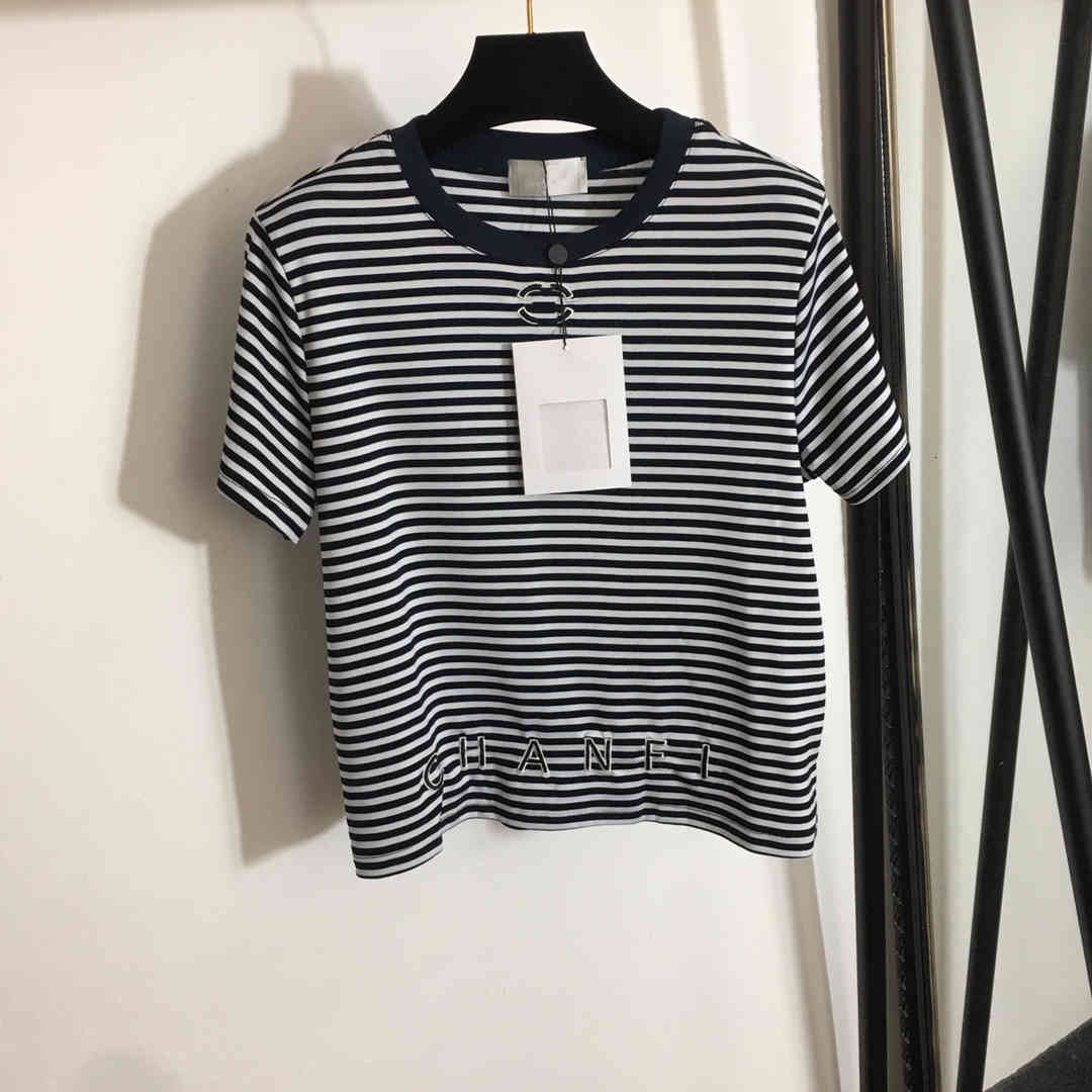 Xiaoxiangfeng 2021 early spring C ** HA ** NE ** new short-sleeved T-shirt letter embroidery round neck casual men and women the same style 0510-012, White;black
Xiaoxiangfeng 2021 early spring C ** HA ** NE ** new short-sleeved T-shirt letter embroidery round neck casual men and women the same style 0510-012, White;black