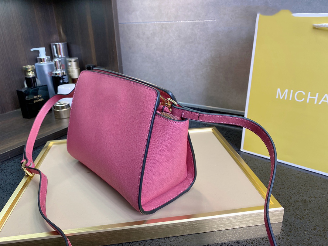 Classic Fashion Bags cross pattern real cowhide handbags portable spot delivery, Single shot will not be shipped
Classic Fashion Bags cross pattern real cowhide handbags portable spot delivery, Single shot will not be shipped