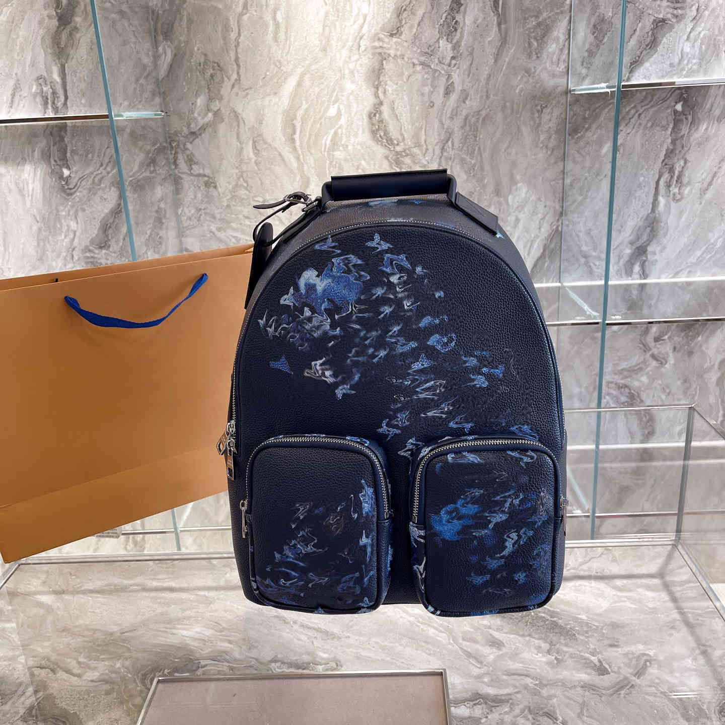 Backpack Mens Womens Luxurys Designers Shoulder Bags Fashion Vintage Large Capacity Handbags Purses Leather High Quality Travel Backpacks
Backpack Mens Womens Luxurys Designers Shoulder Bags Fashion Vintage Large Capacity Handbags Purses Leather High Quality Travel Backpacks