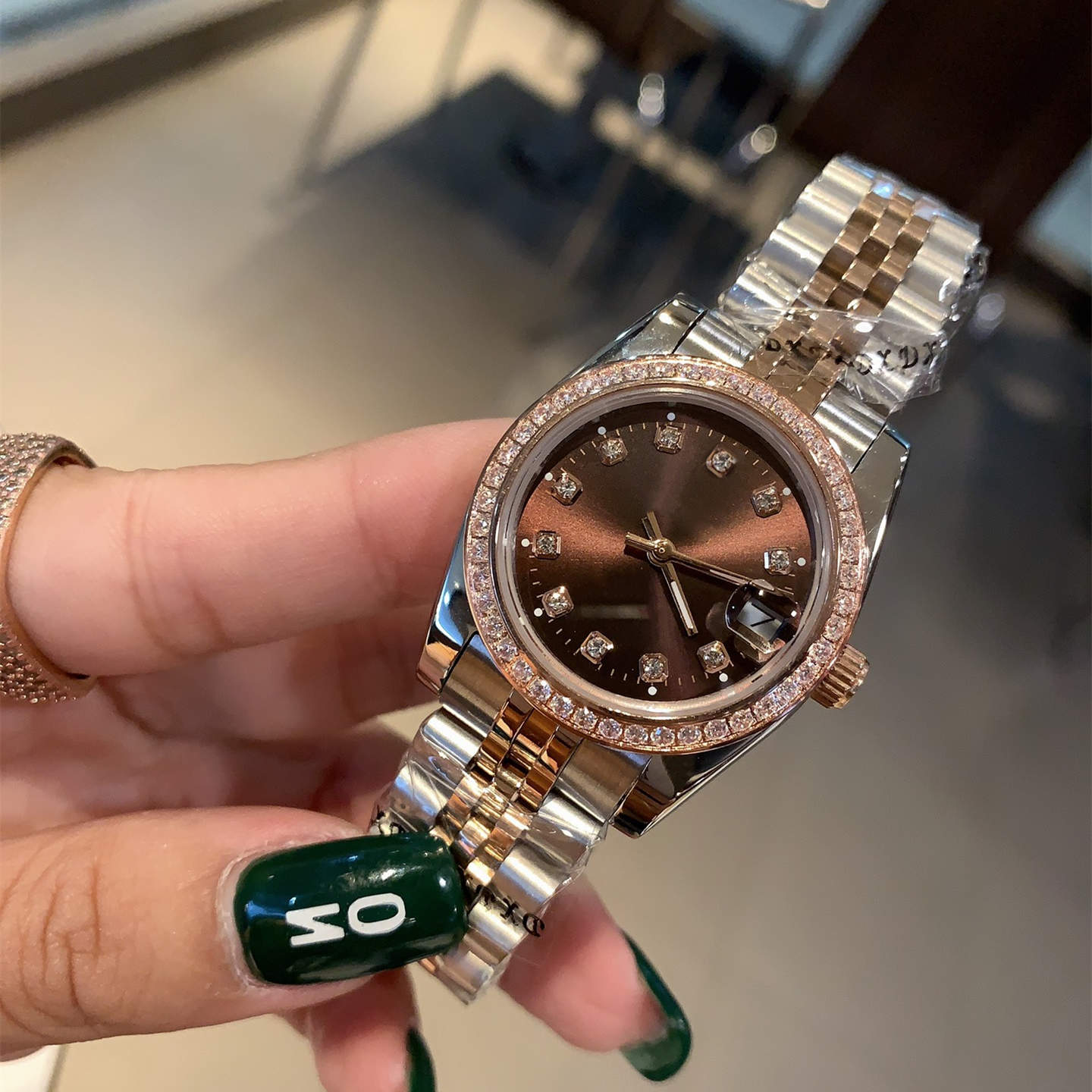 High Quality Wristwatches Lovers Couples Womens Automatic Mechanical Watches Gold Stainless Steel 28MM 2813 Movement Diamond Iced Out Woman Watch, Make waterproof
High Quality Wristwatches Lovers Couples Womens Automatic Mechanical Watches Gold Stainless Steel 28MM 2813 Movement Diamond Iced Out Woman Watch, Make waterproof