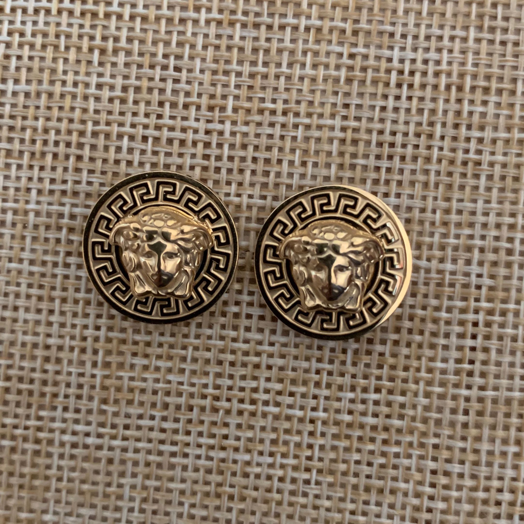 2021 Never Fading Luxurious Letter Women Trendy Studs CZ Stone Rose Gold Colors Stainless Steel Earrings Four-leaf Flowers Printed Fashion J, Golden;silver 
2021 Never Fading Luxurious Letter Women Trendy Studs CZ Stone Rose Gold Colors Stainless Steel Earrings Four-leaf Flowers Printed Fashion J, Golden;silver