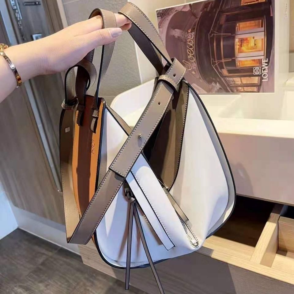 Factory price direct wholesale women's Hammock 2021 Single Shoulder Messenger small round Boston Bag Kelly bag Bucket Bag[It
Factory price direct wholesale women's Hammock 2021 Single Shoulder Messenger small round Boston Bag Kelly bag Bucket Bag[It